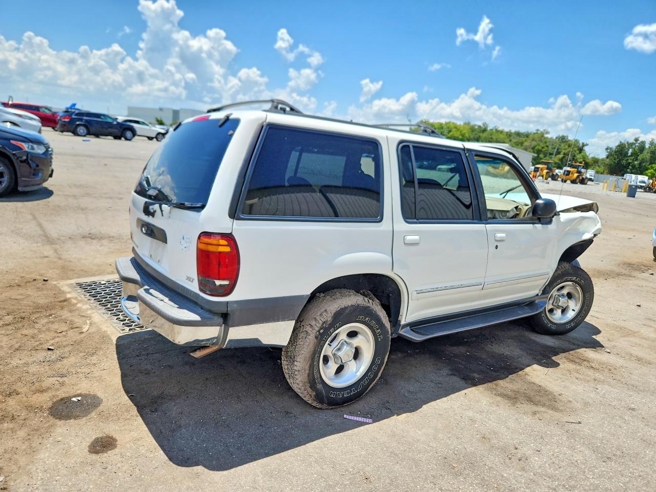 1999 Ford Explorer White vin: 1FMZU32X2XZB37871