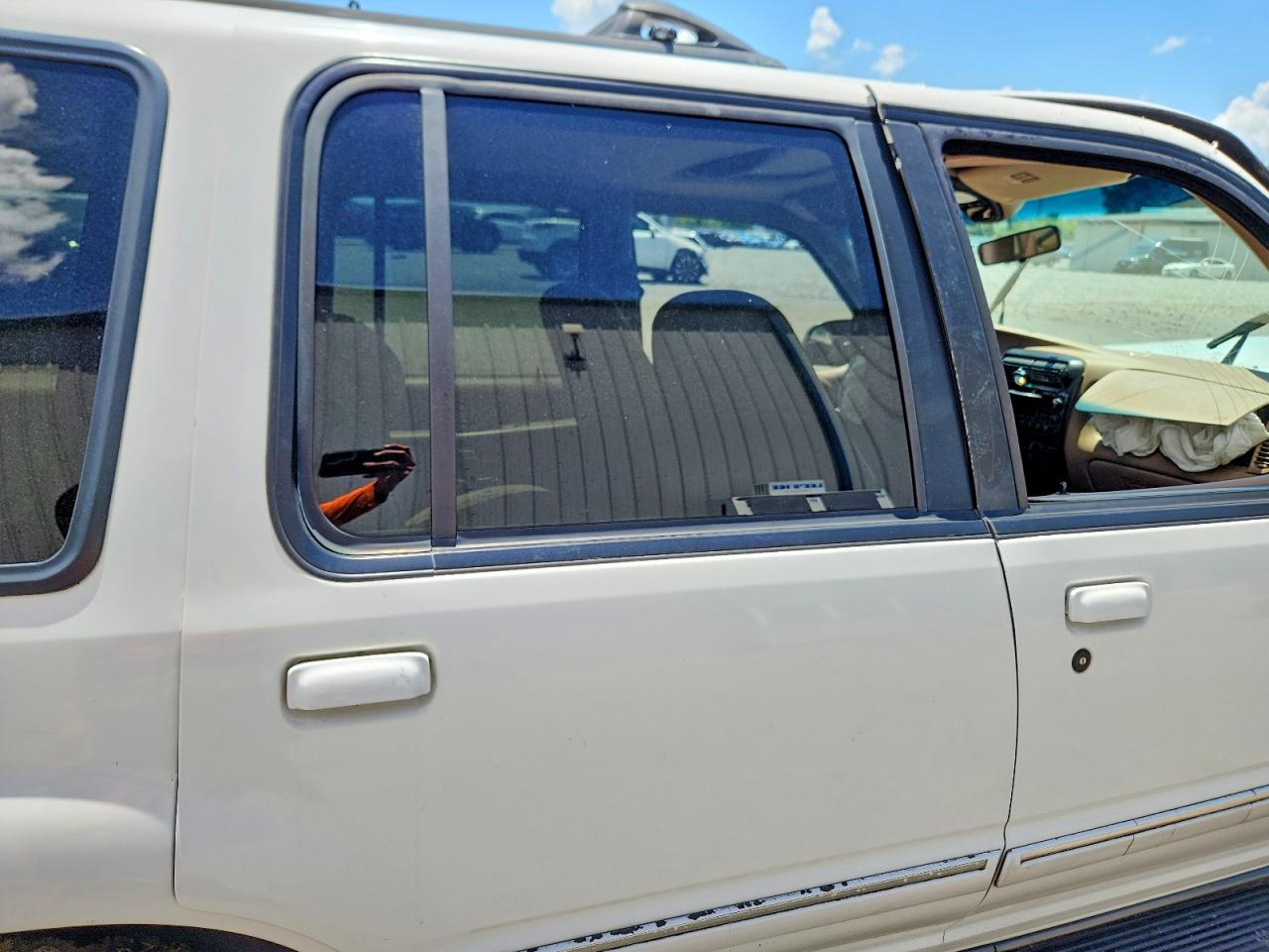 1999 Ford Explorer White vin: 1FMZU32X2XZB37871