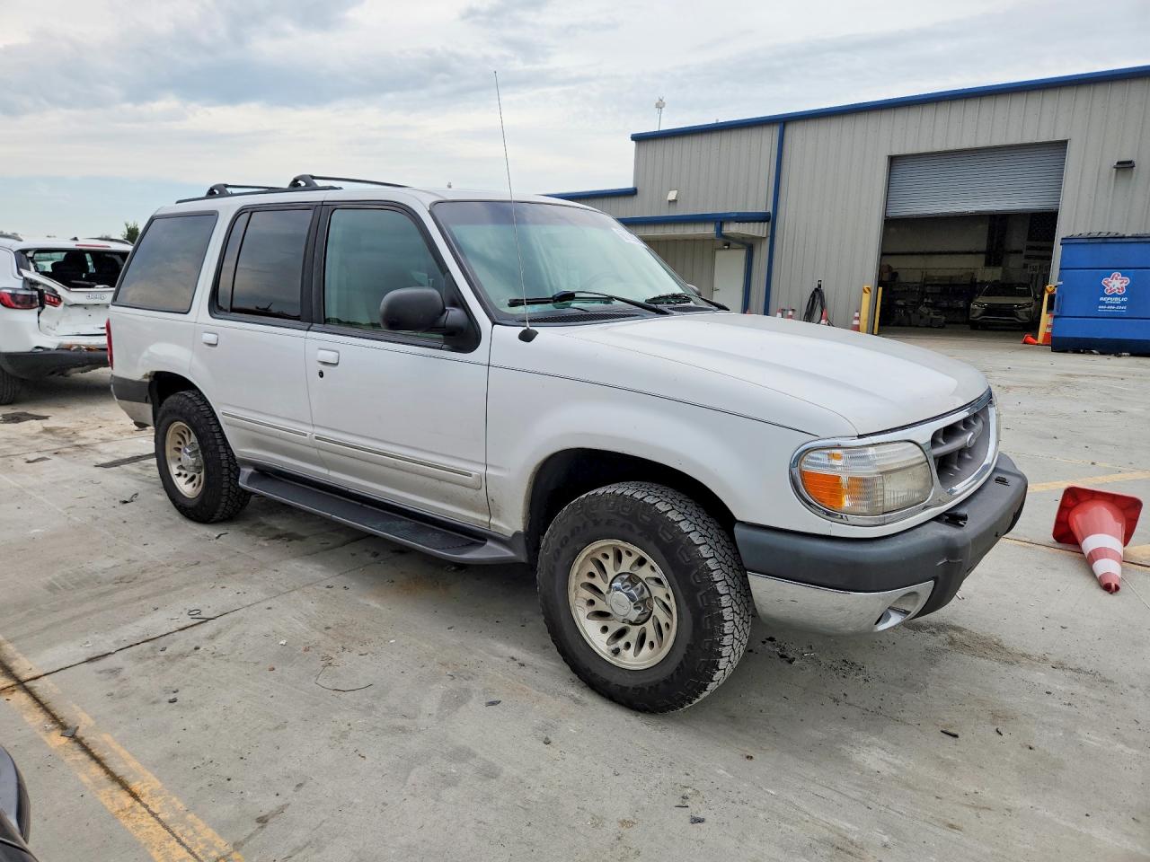 1999 Ford Explorer White vin: 1FMZU34E9XZB97643