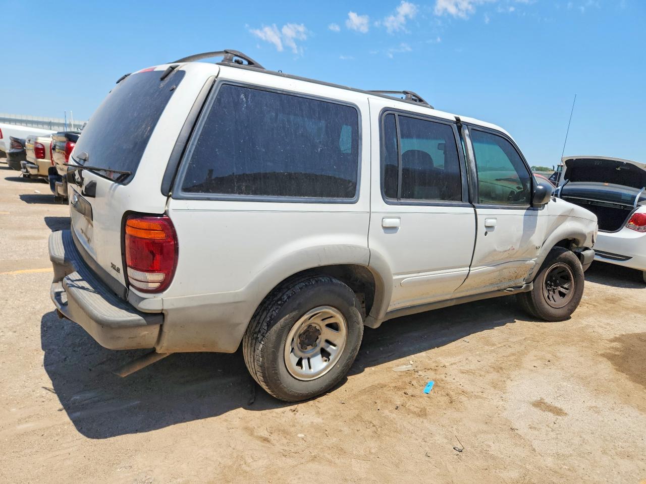1999 Ford Explorer White vin: 1FMZU34X0XZB40023