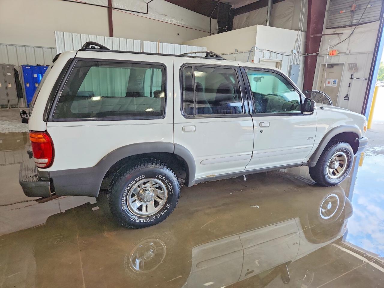 1999 Ford Explorer White vin: 1FMZU34X0XZB41382