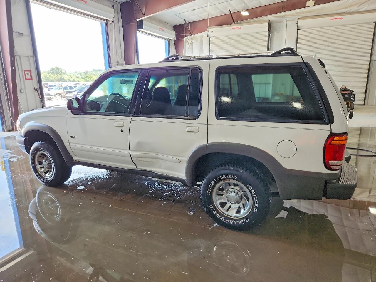 1999 Ford Explorer White vin: 1FMZU34X0XZB41382
