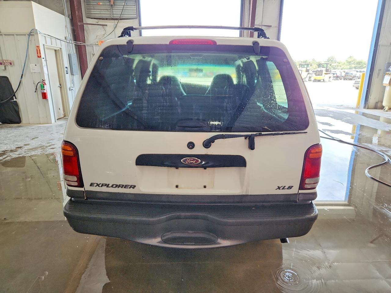 1999 Ford Explorer White vin: 1FMZU34X0XZB41382