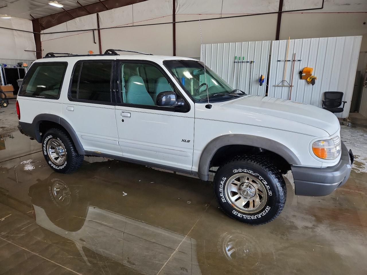 1999 Ford Explorer White vin: 1FMZU34X0XZB41382