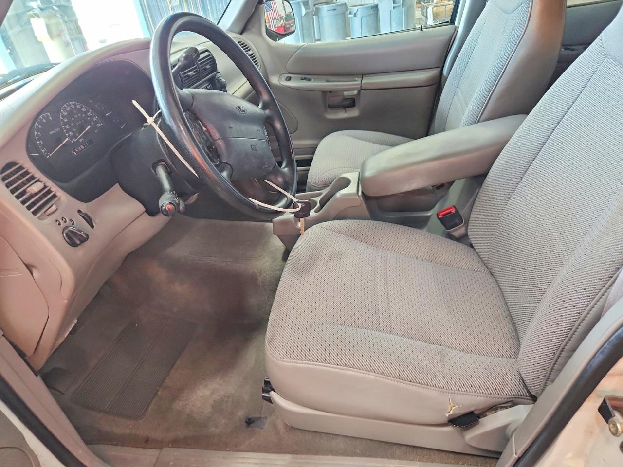 1999 Ford Explorer White vin: 1FMZU34X0XZB41382