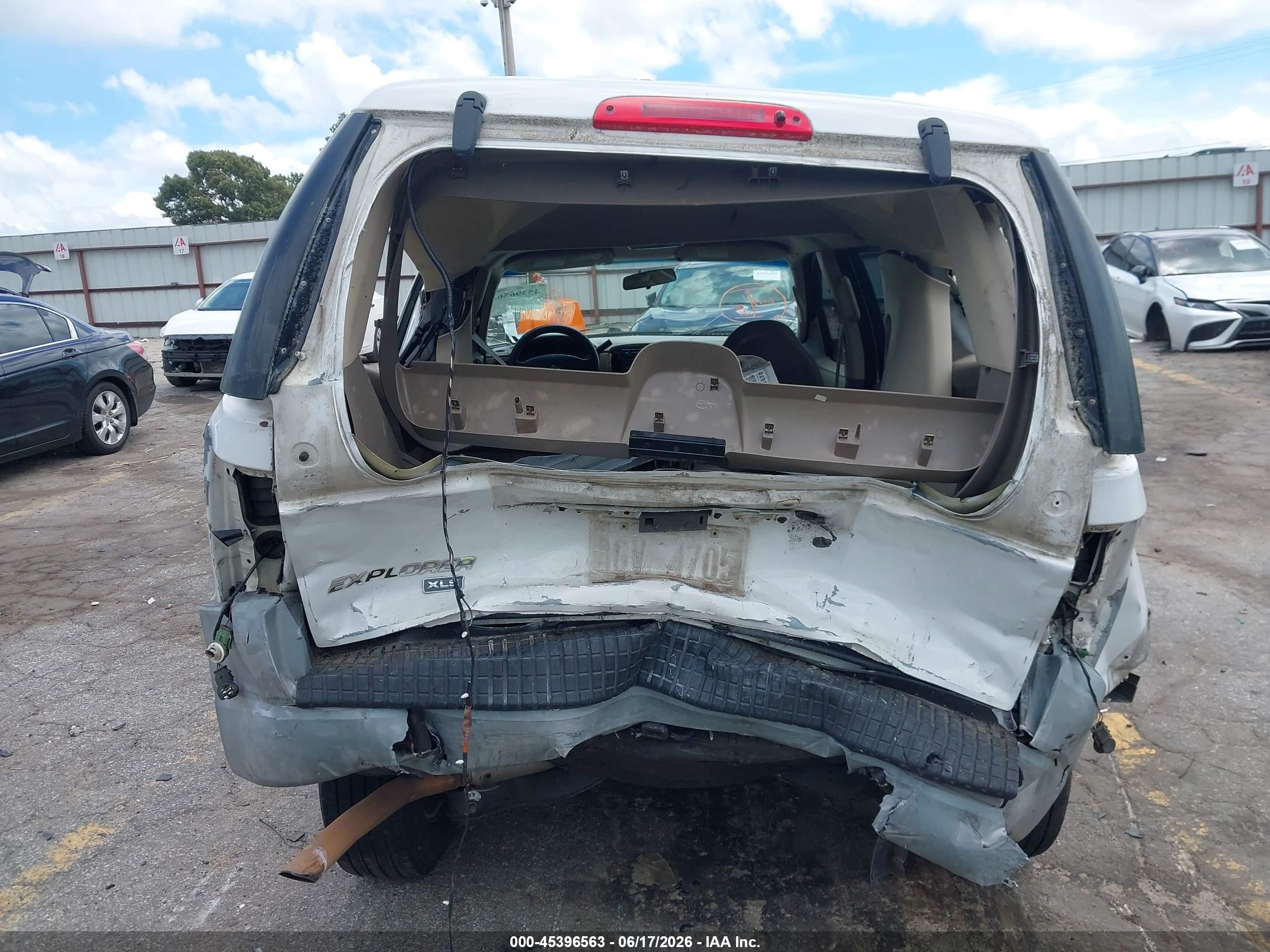 2002 Ford Explorer Xls White vin: 1FMZU62E62ZB79694
