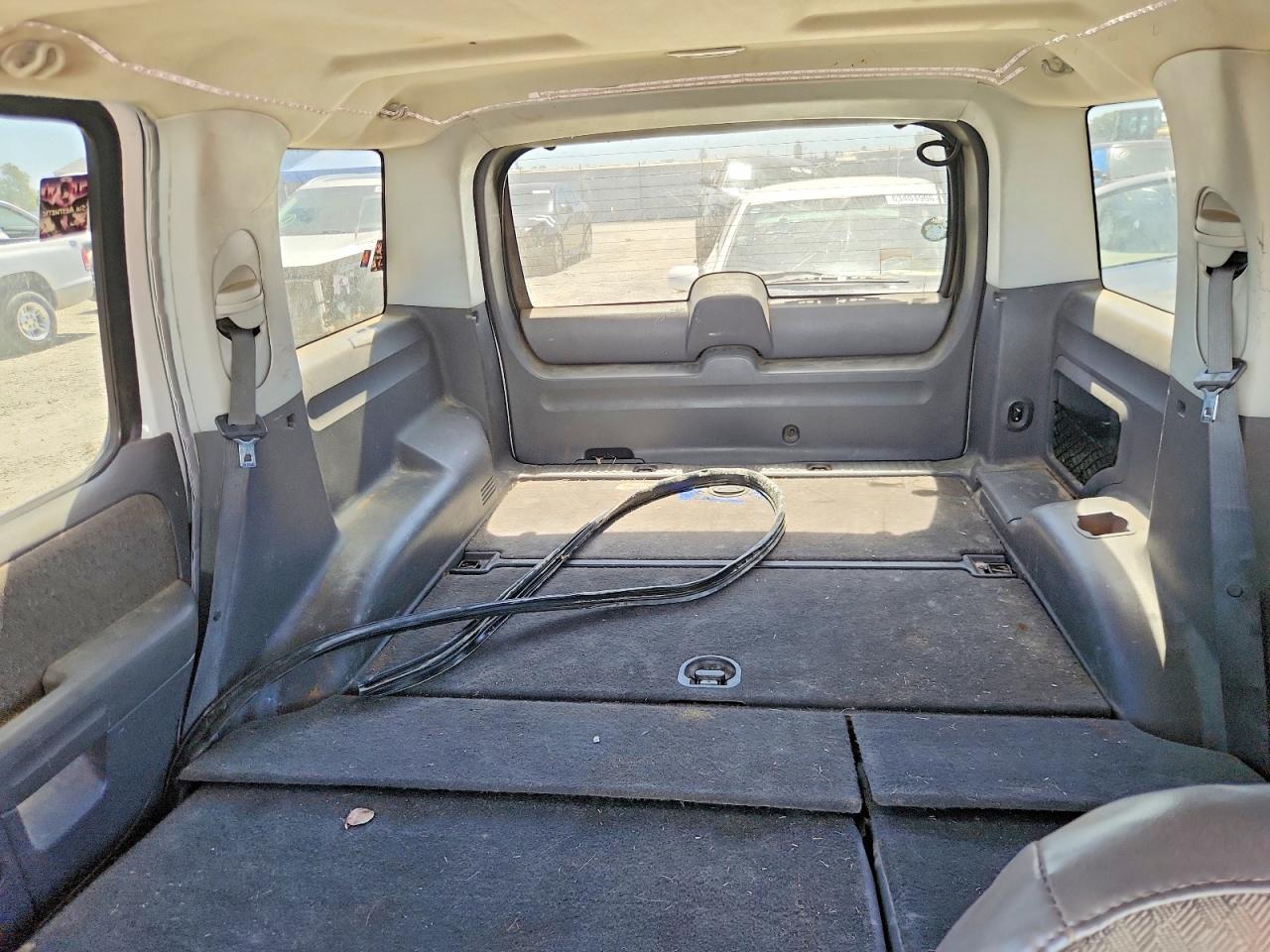 2005 Ford Explorer Xls White vin: 1FMZU62E95UB48456
