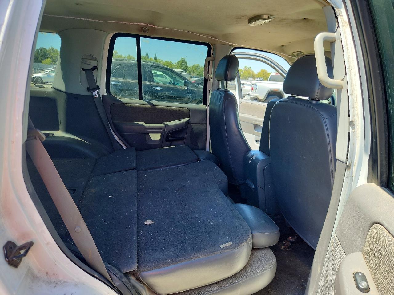 2005 Ford Explorer Xls White vin: 1FMZU62E95UB48456