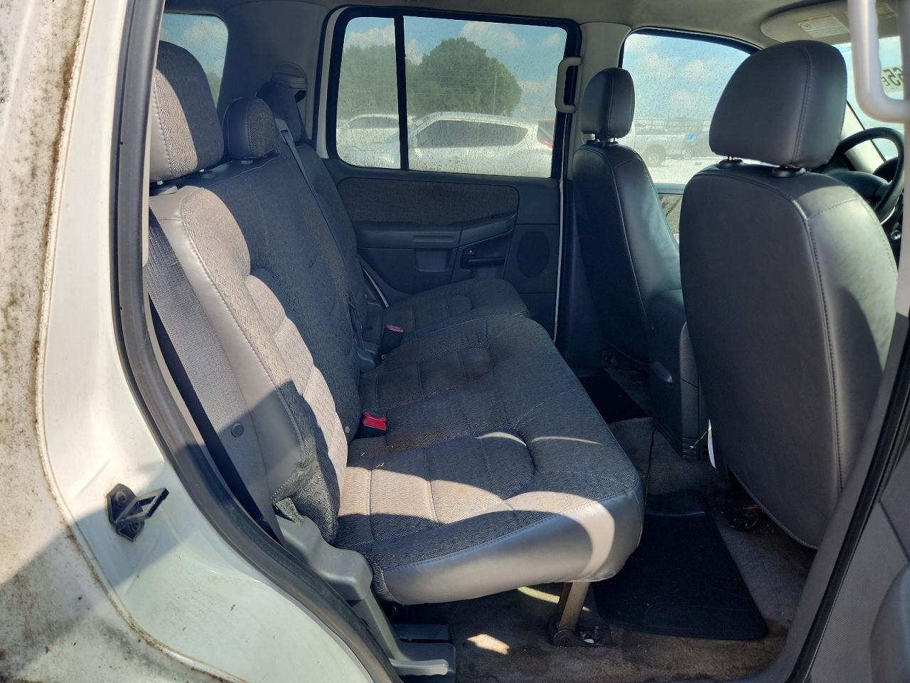 2003 Ford Explorer Xls White vin: 1FMZU62KX3UB30518