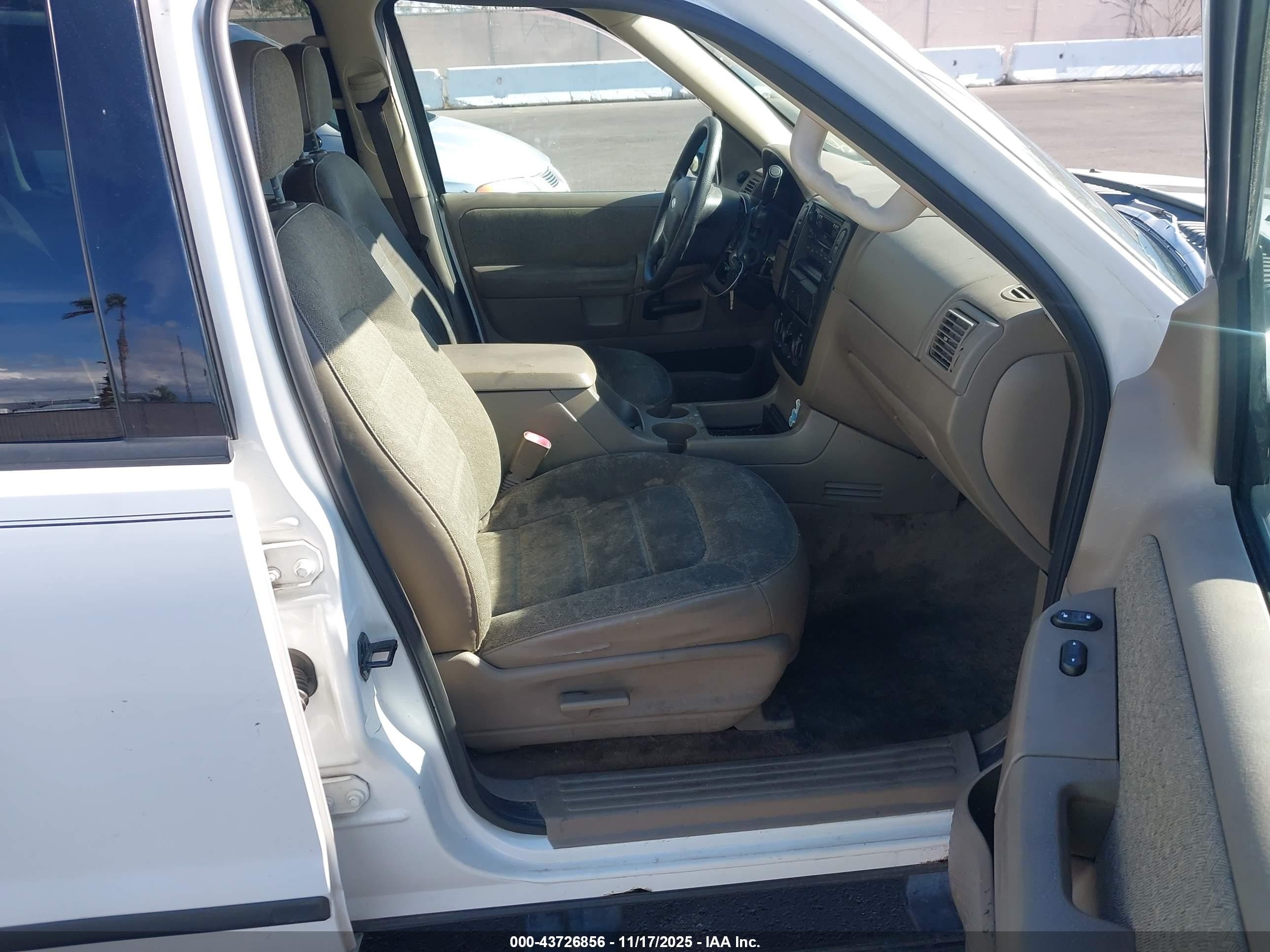 2004 Ford Explorer Xls White vin: 1FMZU62KX4UB34232