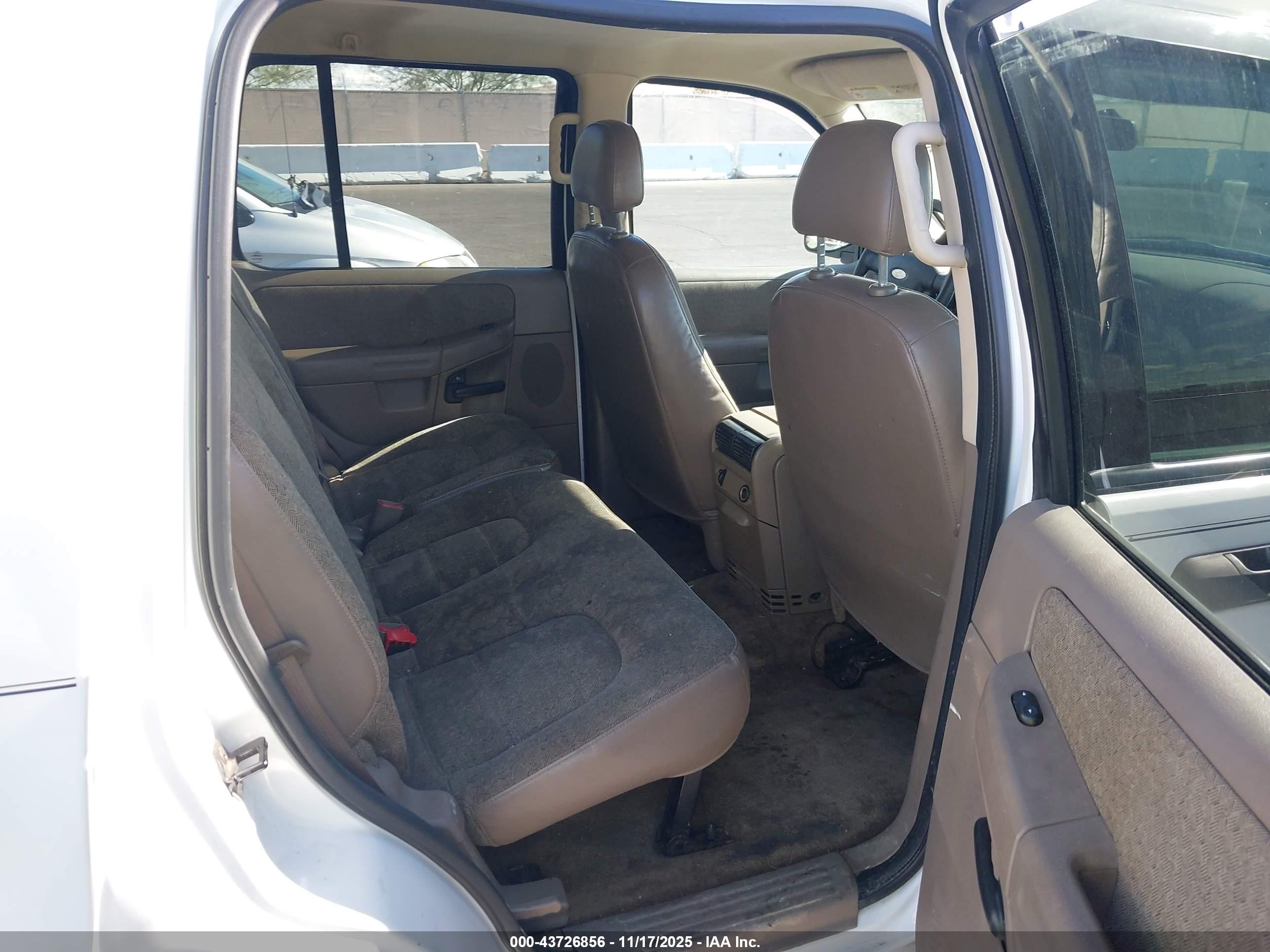 2004 Ford Explorer Xls White vin: 1FMZU62KX4UB34232