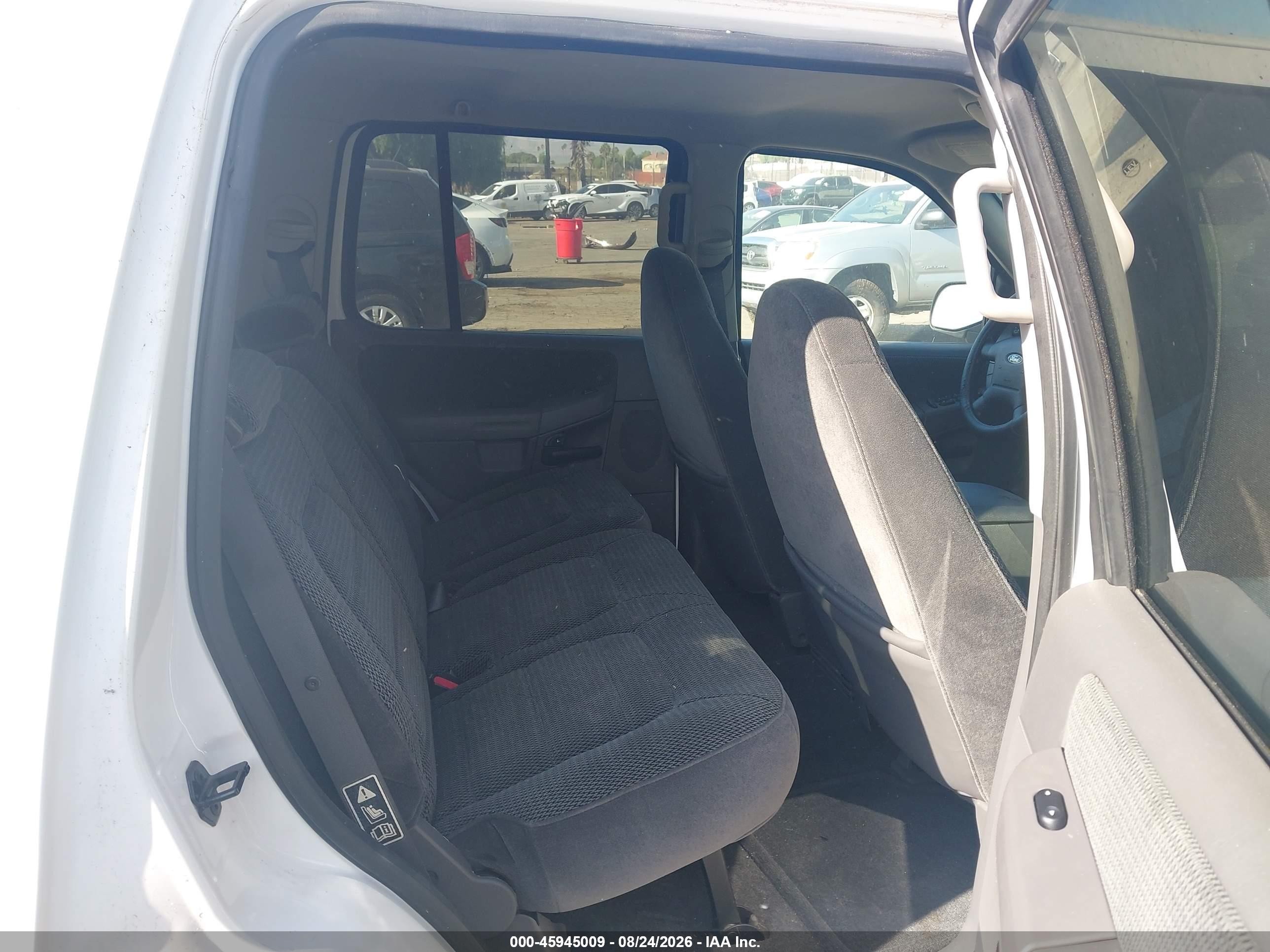 2002 Ford Explorer Xlt White vin: 1FMZU63E72ZB19082