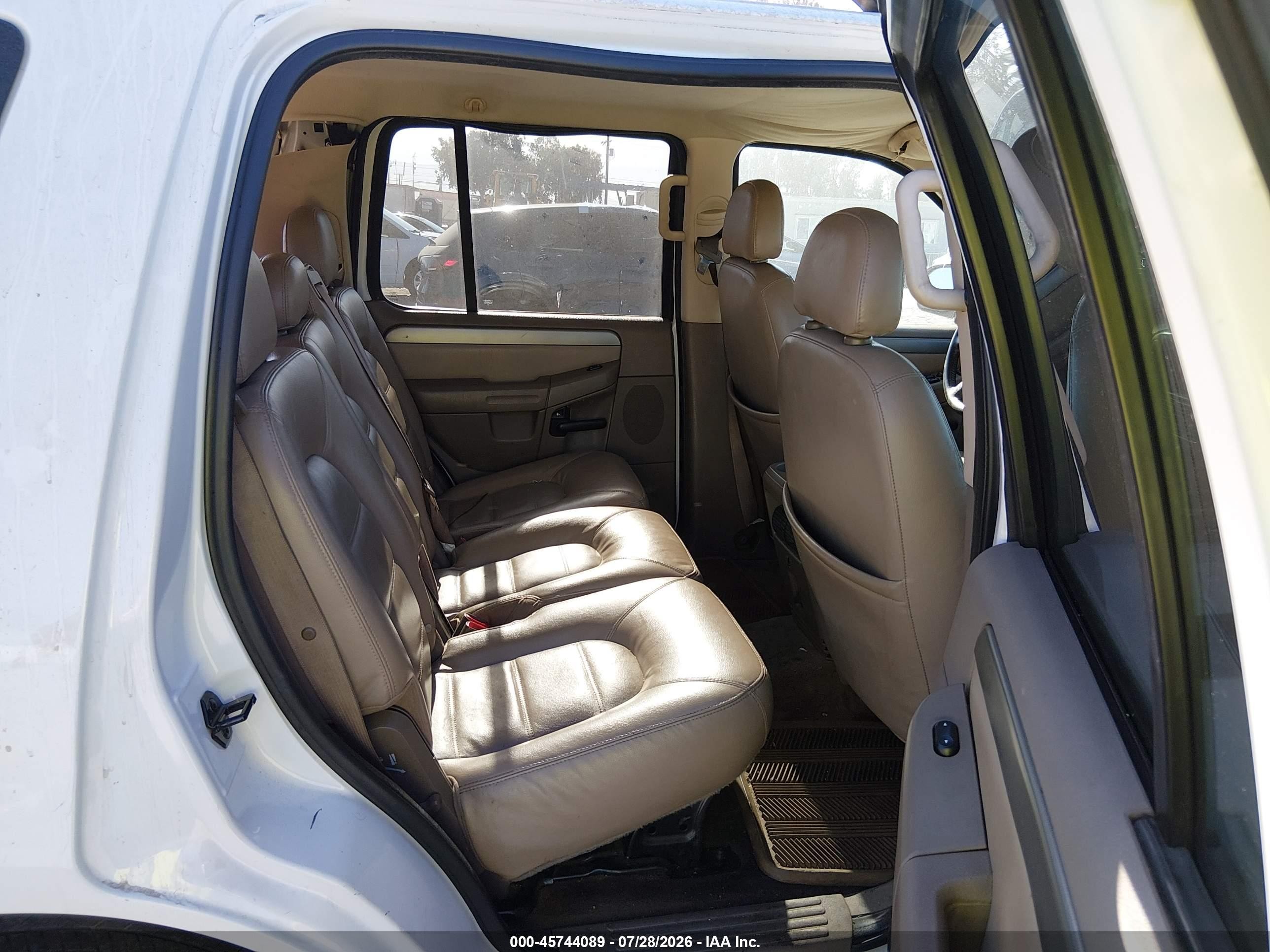 2004 Ford Explorer Xlt White vin: 1FMZU63E74ZB24690