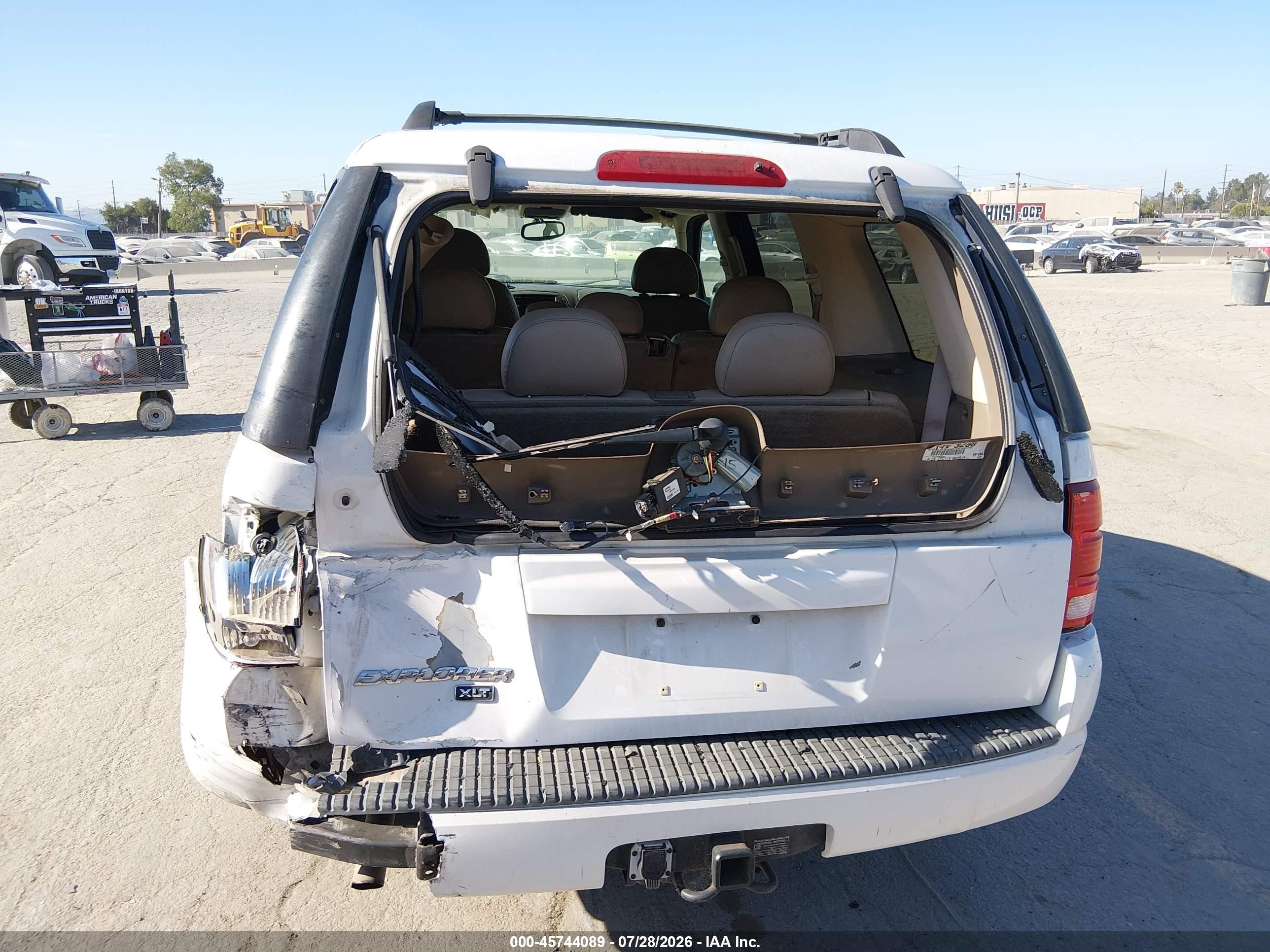 2004 Ford Explorer Xlt White vin: 1FMZU63E74ZB24690