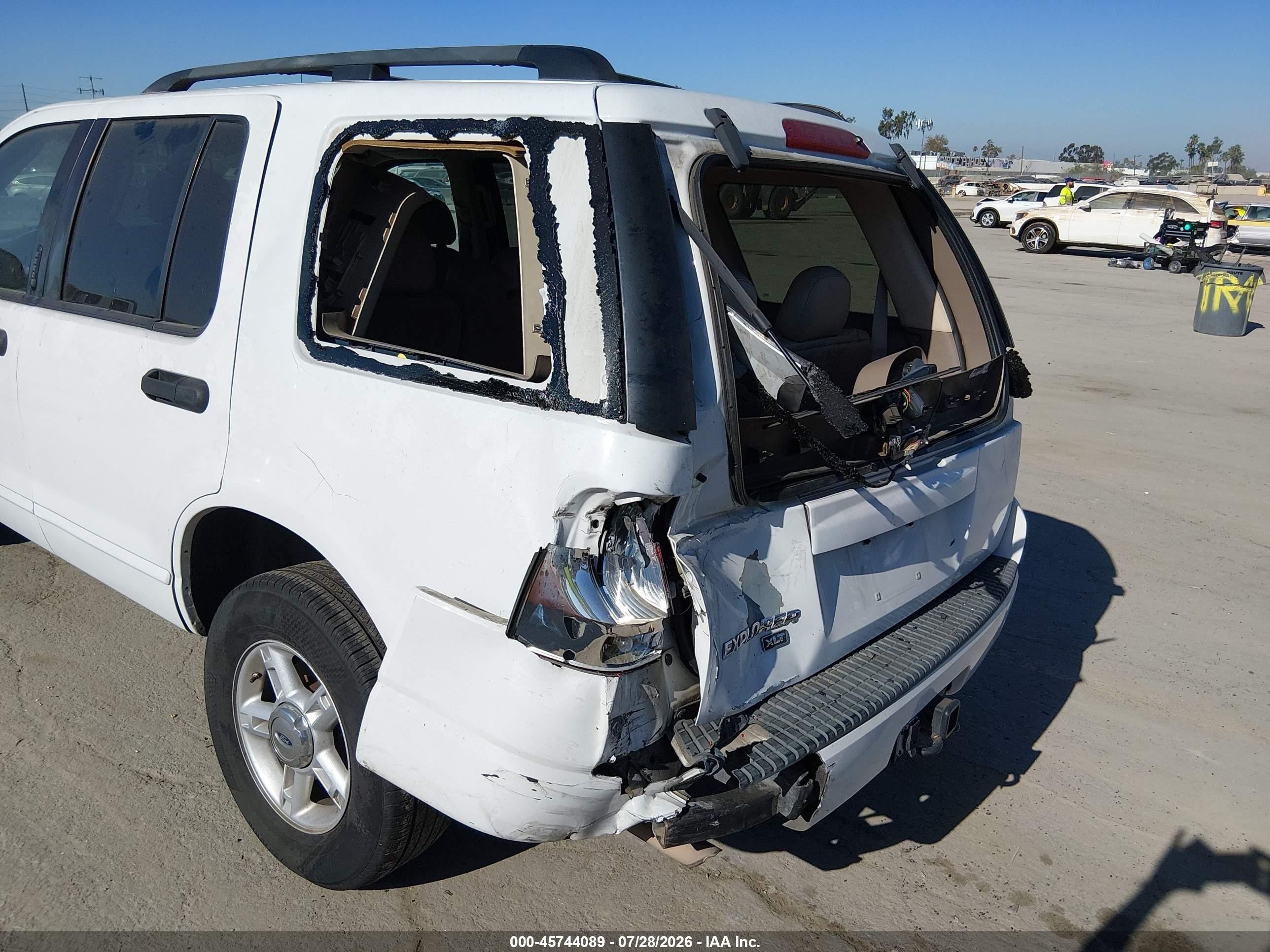 2004 Ford Explorer Xlt White vin: 1FMZU63E74ZB24690