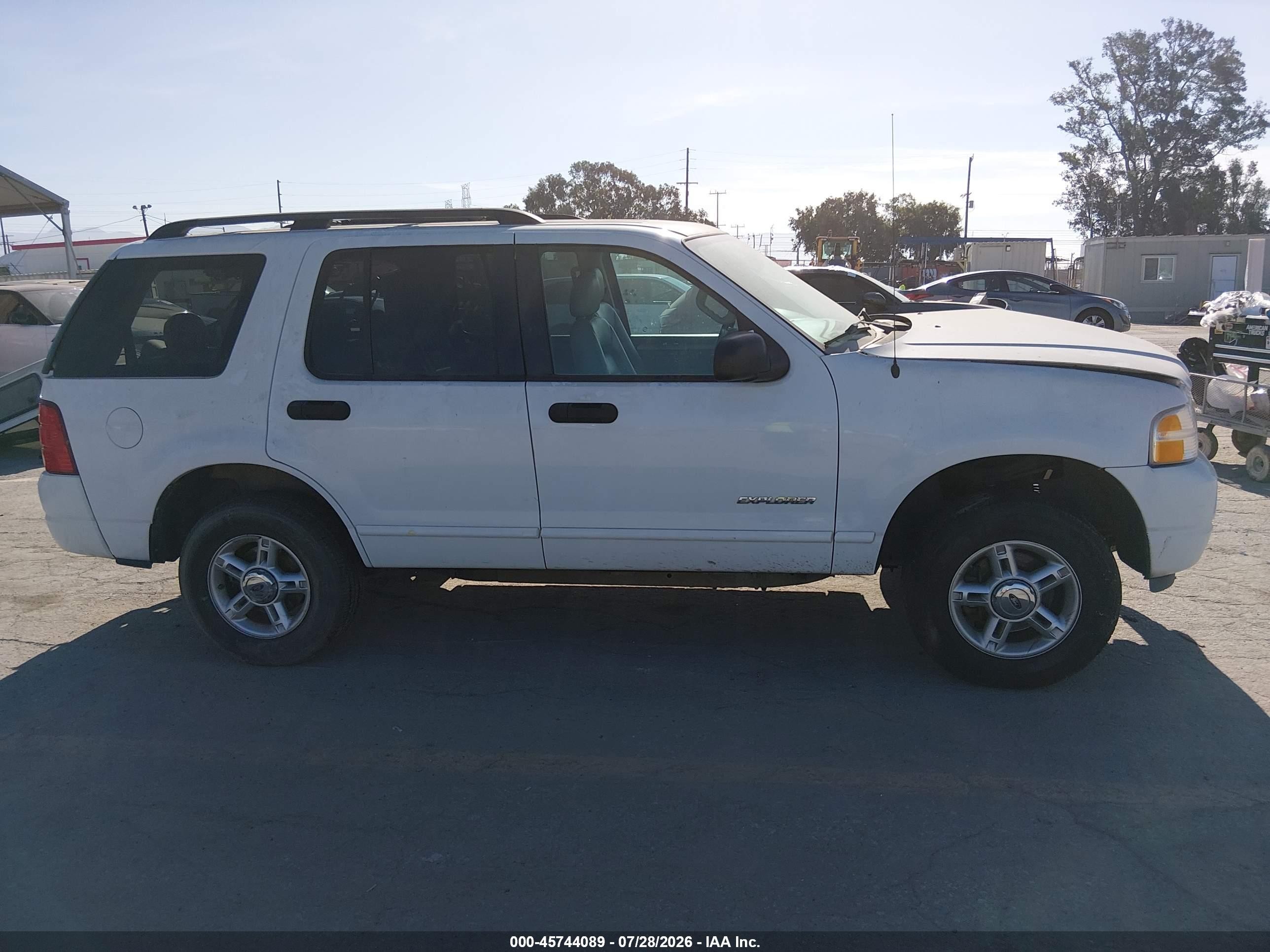 2004 Ford Explorer Xlt White vin: 1FMZU63E74ZB24690