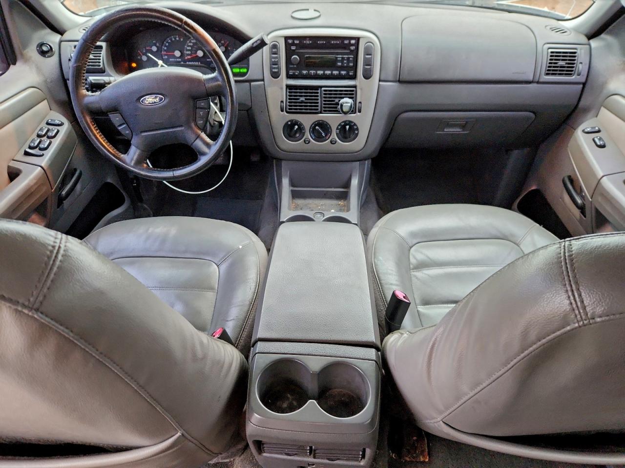 2005 Ford Explorer Xlt White vin: 1FMZU63W95UA77184