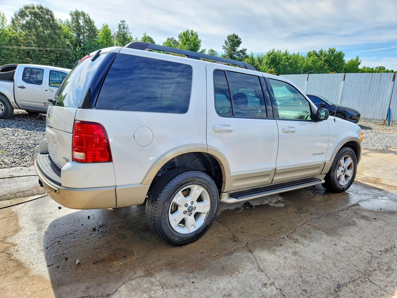 2005 Ford Explorer Eddie Bauer White vin: 1FMZU64K55UA90283