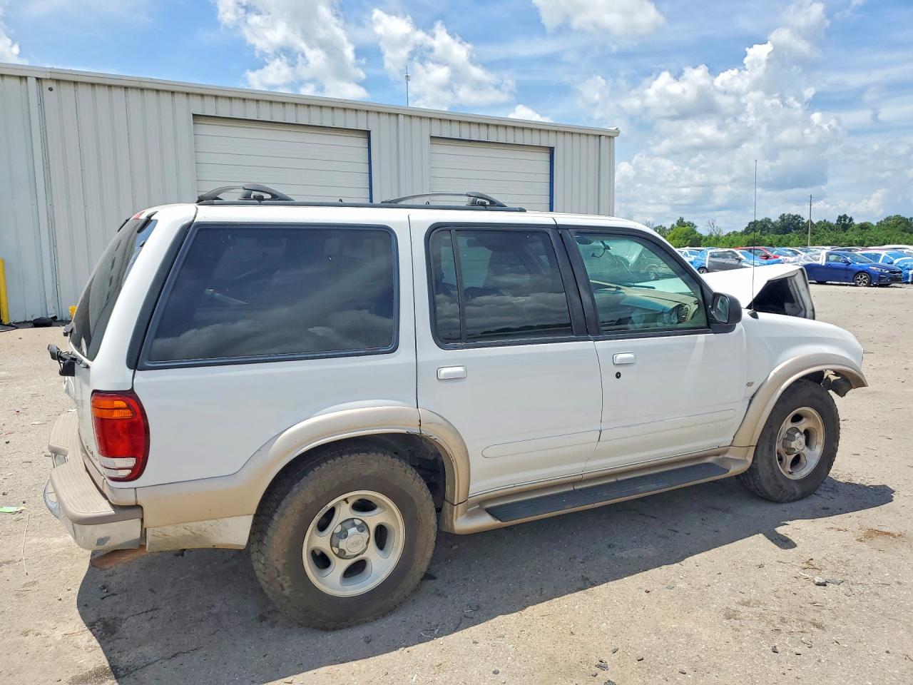 2001 Ford Explorer Eddie Bauer White vin: 1FMZU64P01ZA36351