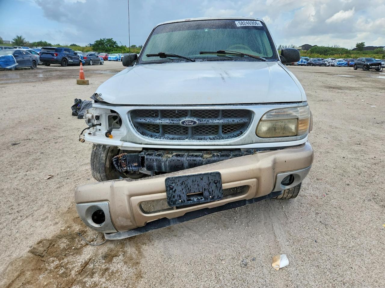 2000 Ford Explorer Eddie Bauer Белый vin: 1FMZU64P6YUB30936