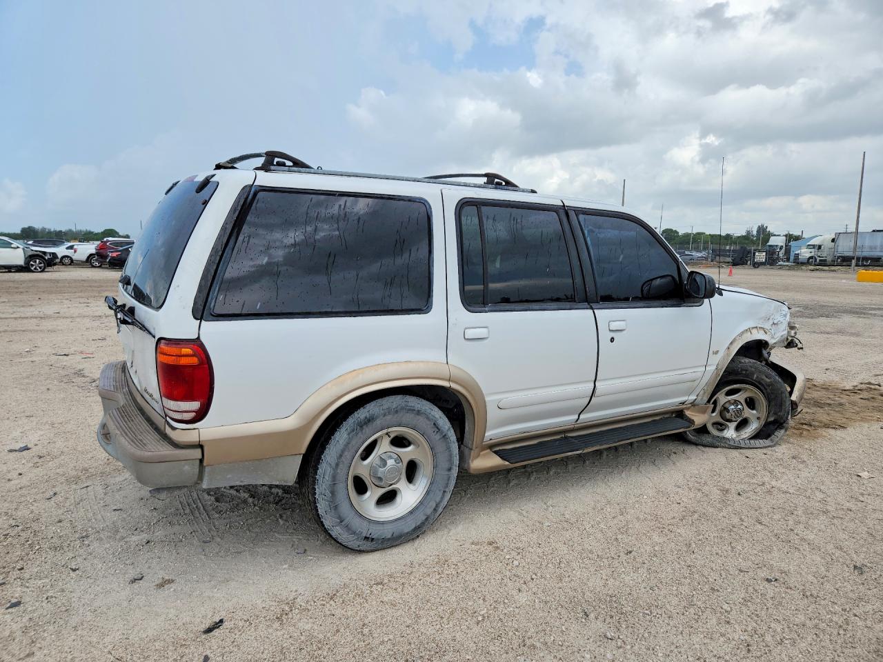 2000 Ford Explorer Eddie Bauer Белый vin: 1FMZU64P6YUB30936