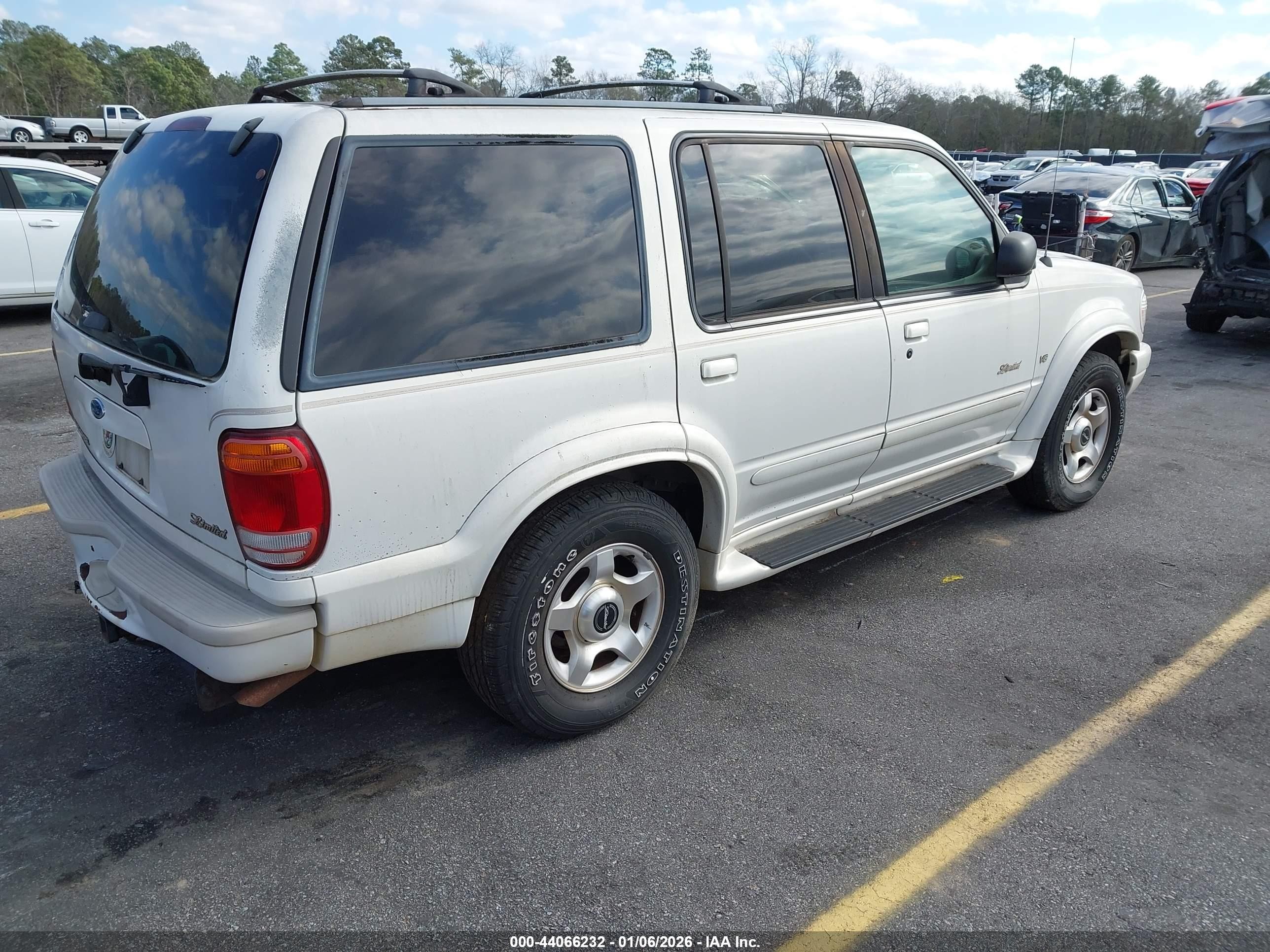 2000 Ford Explorer Limited White vin: 1FMZU65P9YZC36895