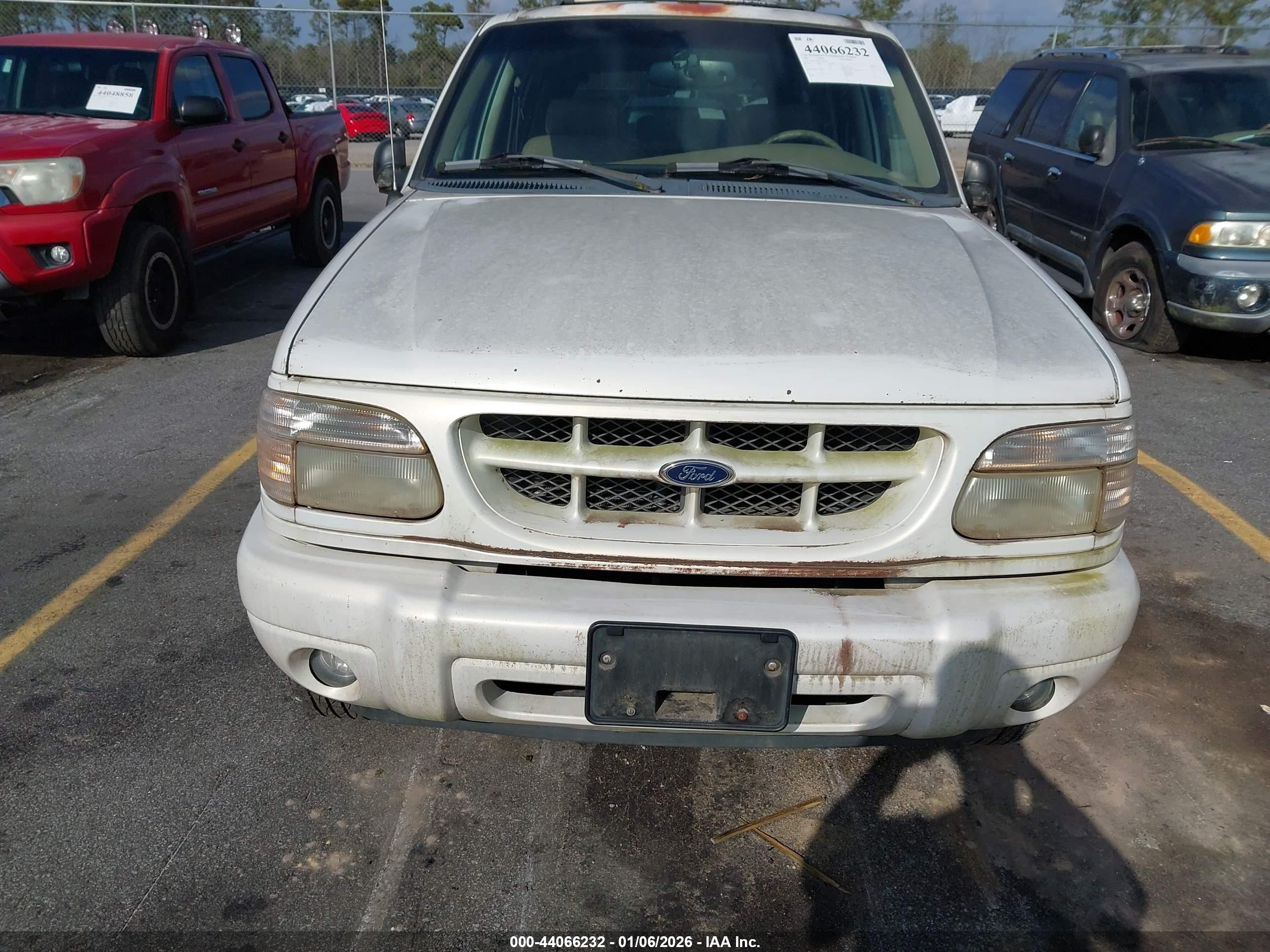 2000 Ford Explorer Limited White vin: 1FMZU65P9YZC36895