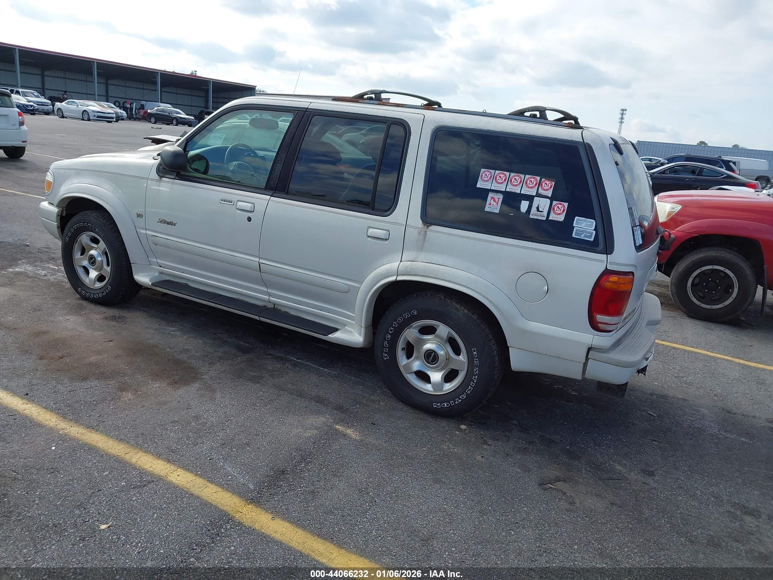 2000 Ford Explorer Limited White vin: 1FMZU65P9YZC36895