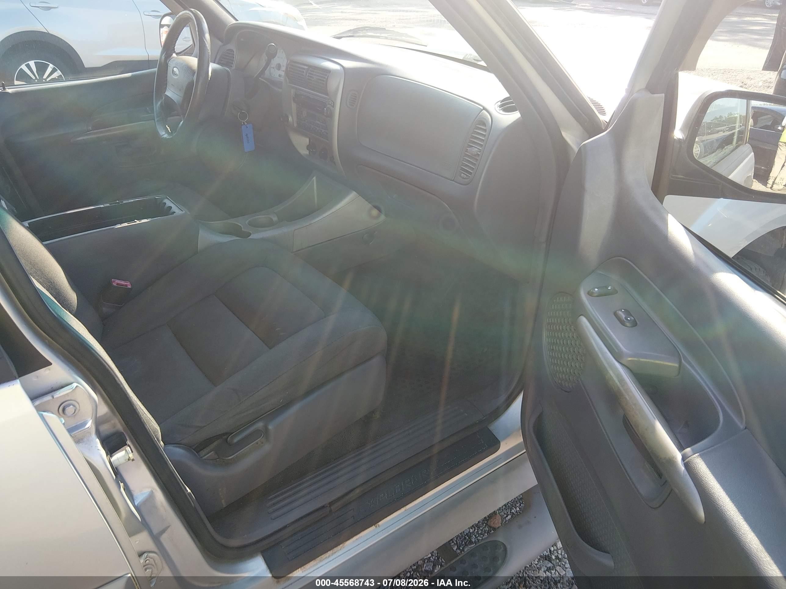 2001 Ford Explorer Sport Trac   Gray vin: 1FMZU67E01UC73087