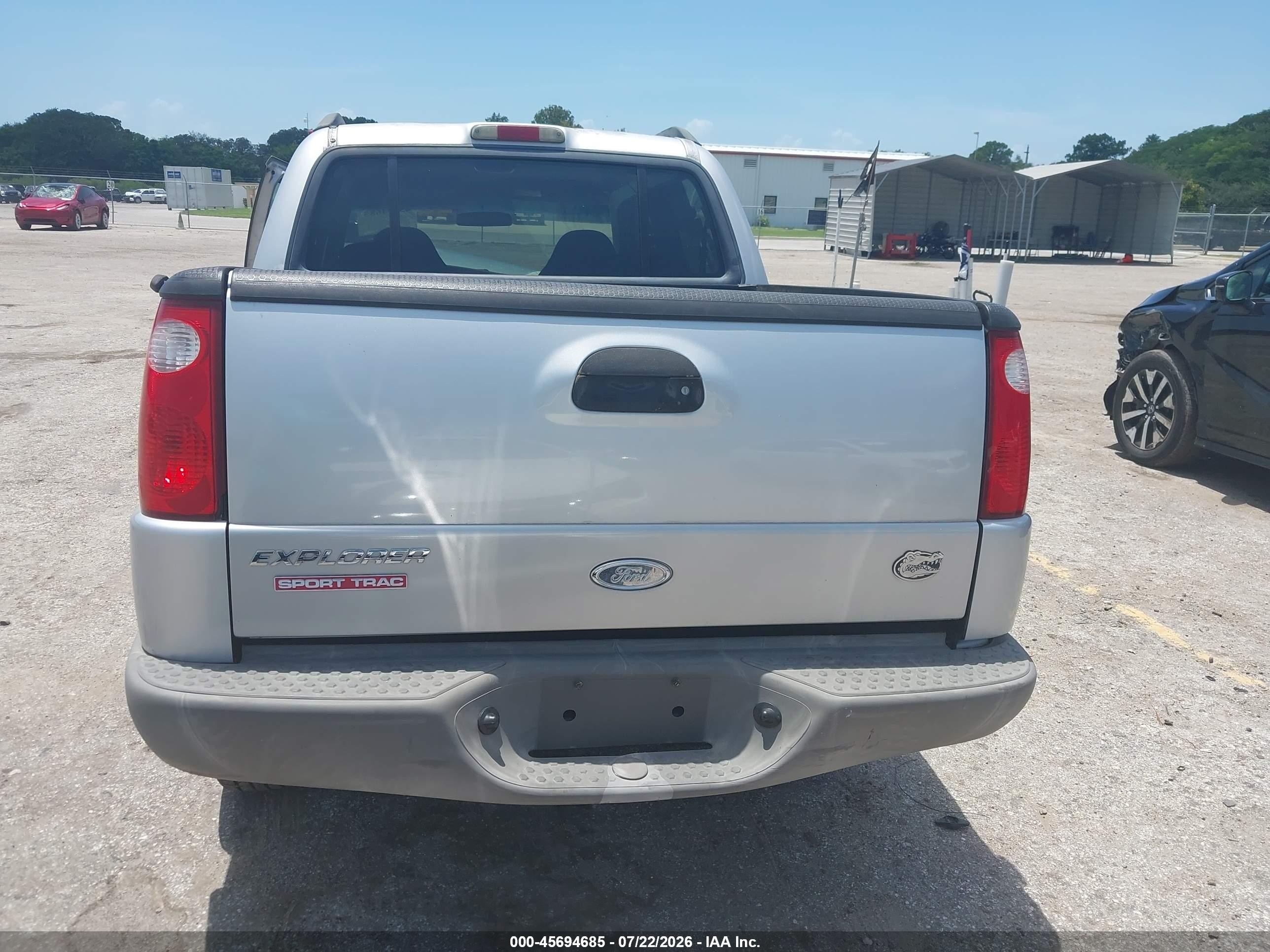 2002 Ford Explorer Sport Trac   Silver vin: 1FMZU67E02UB26530