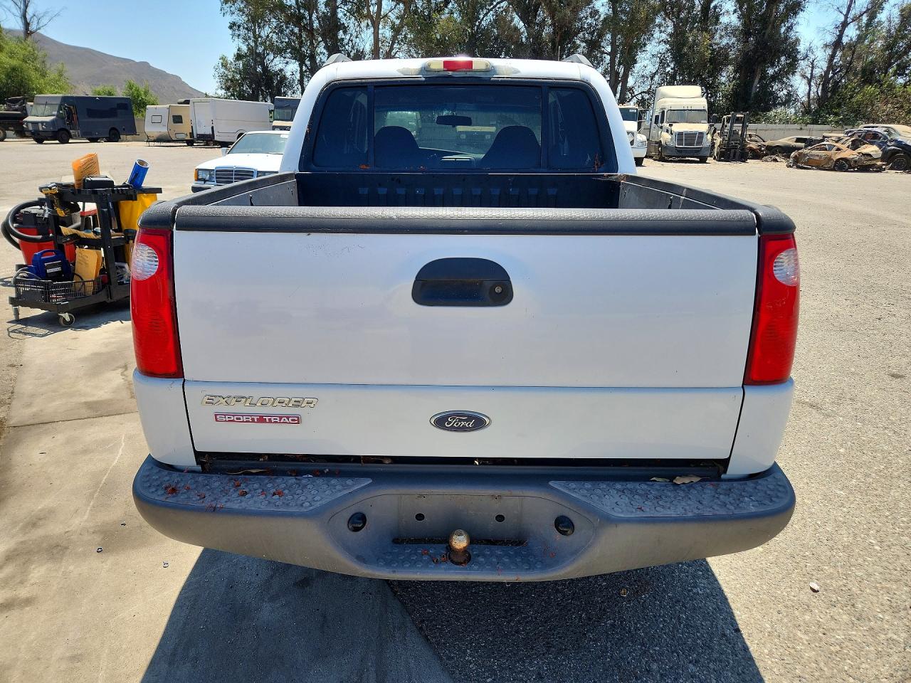 2002 Ford Explorer Sport Trac White vin: 1FMZU67E02UB30397