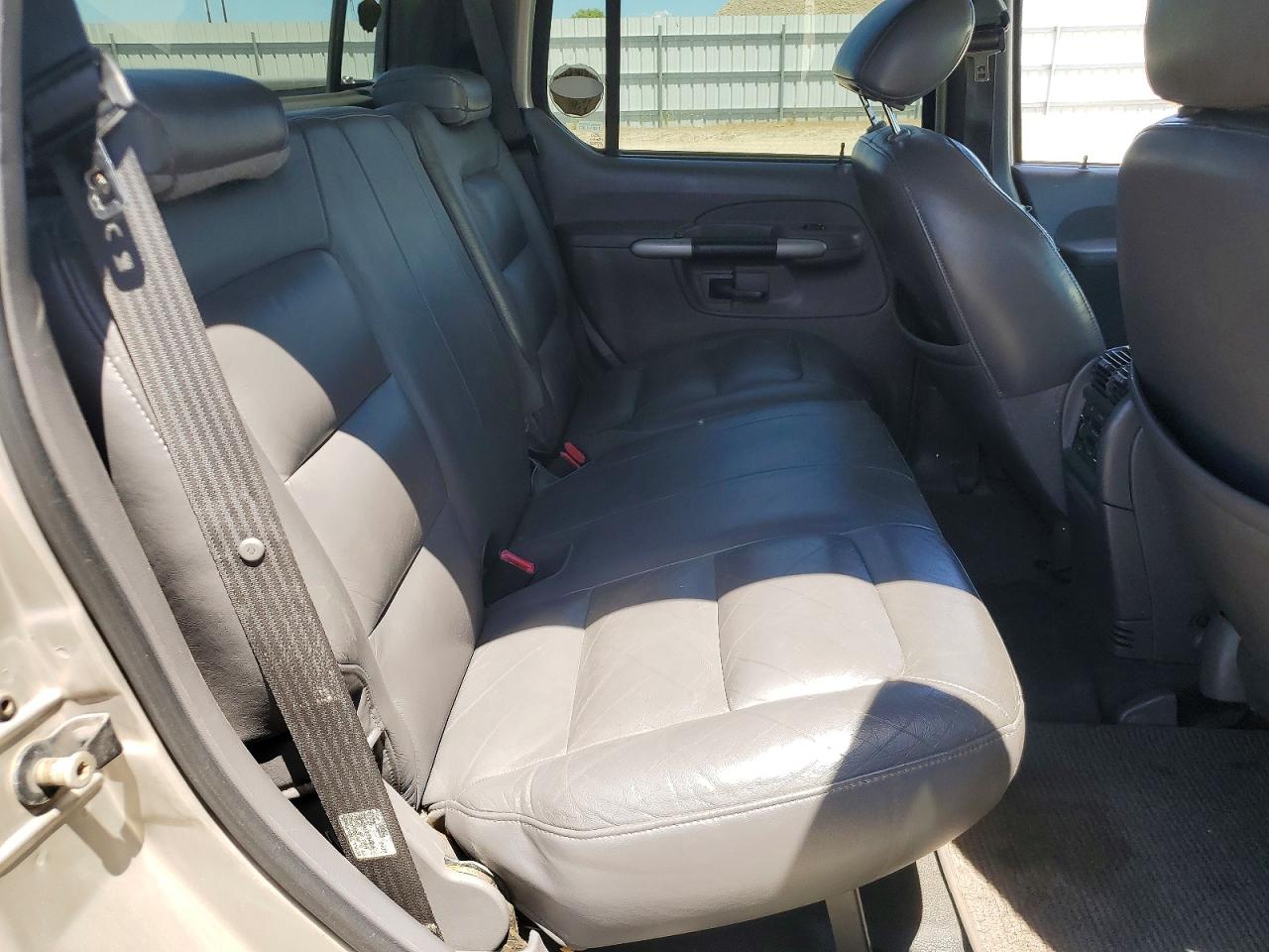 2002 Ford Explorer Sport Trac Серебряный vin: 1FMZU67E22UC69396