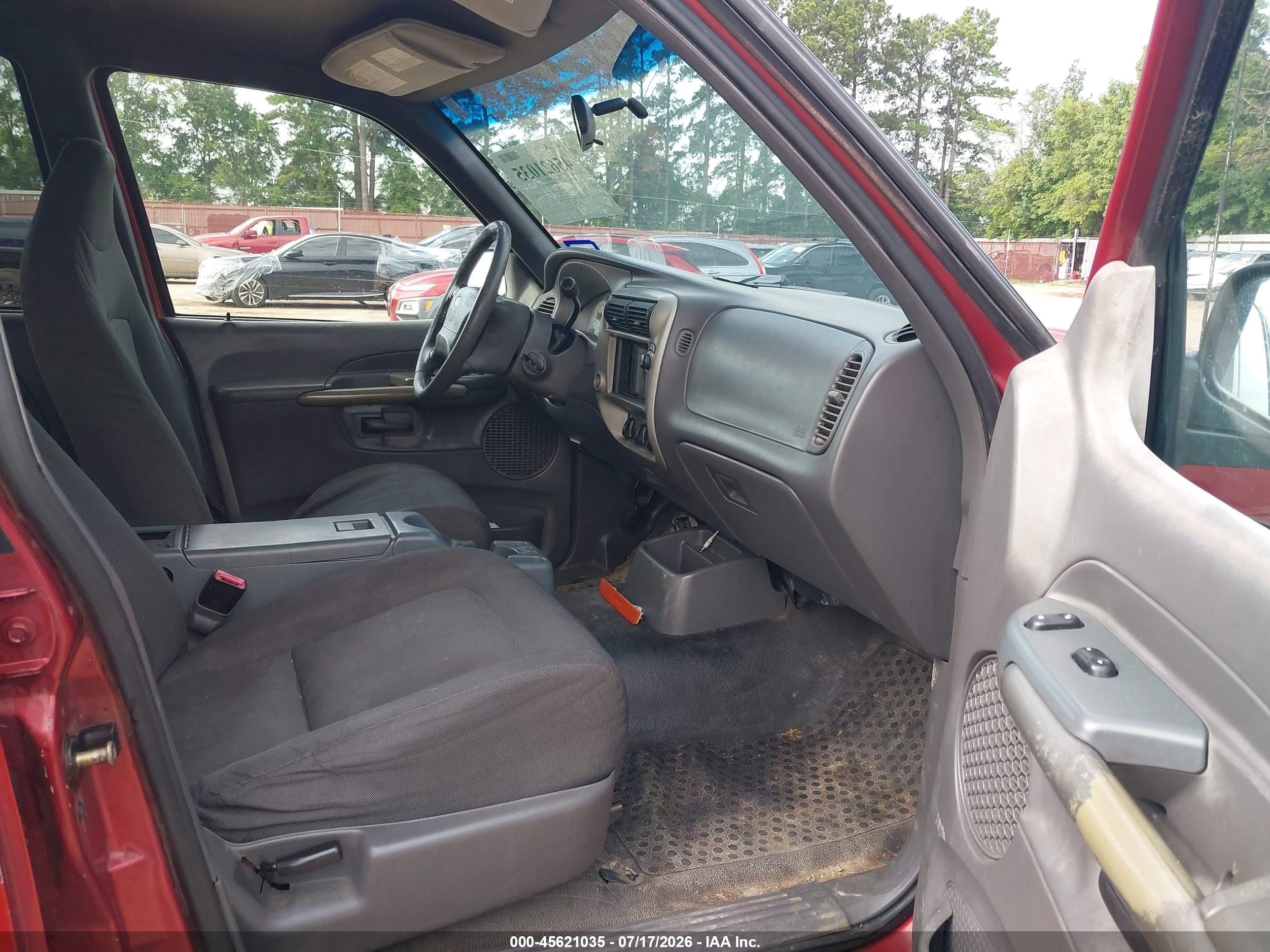 2001 Ford Explorer Sport Trac   Red vin: 1FMZU67E51UB72403