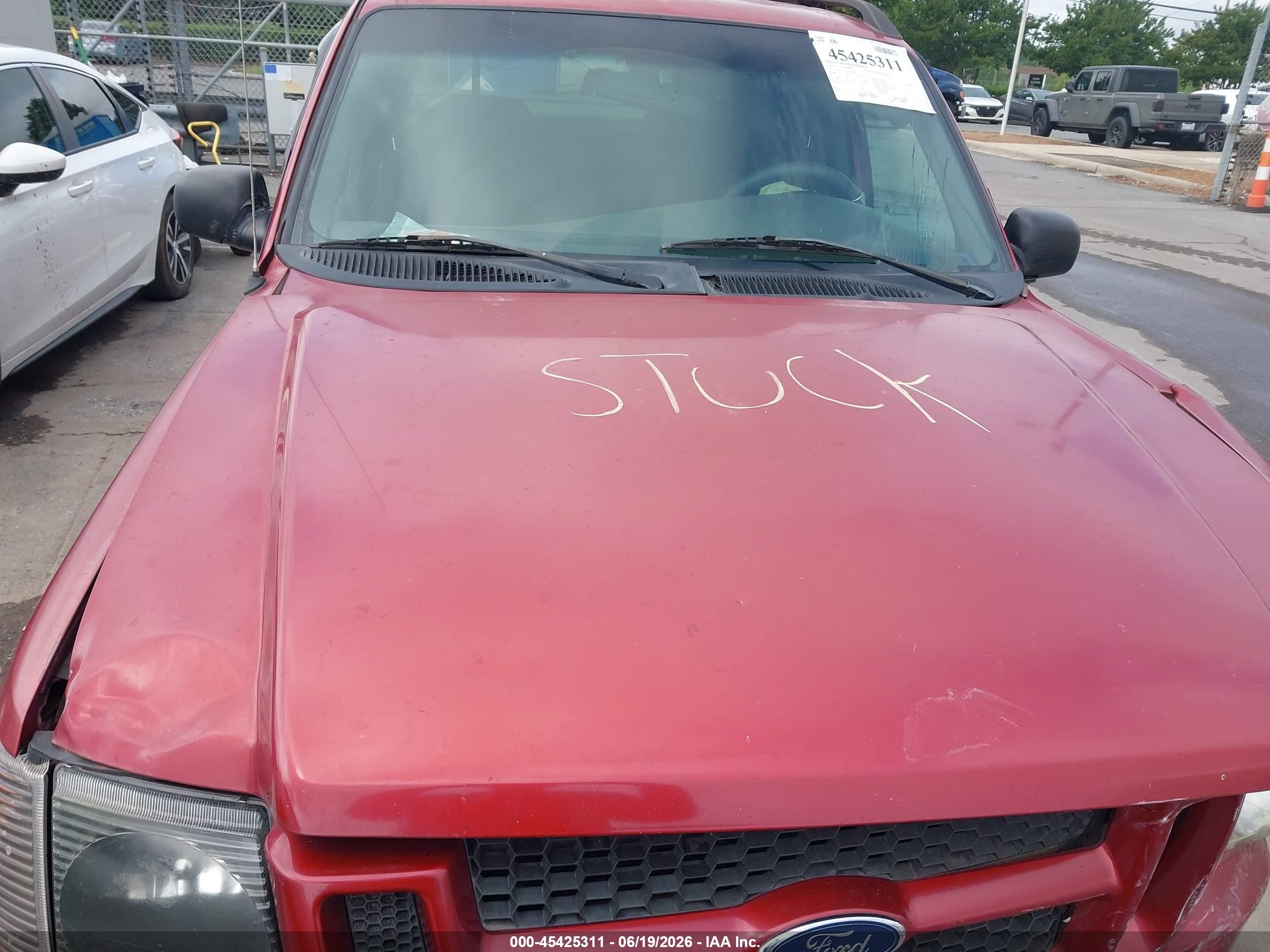 2001 Ford Explorer Sport Trac   Red vin: 1FMZU67E51UC66801