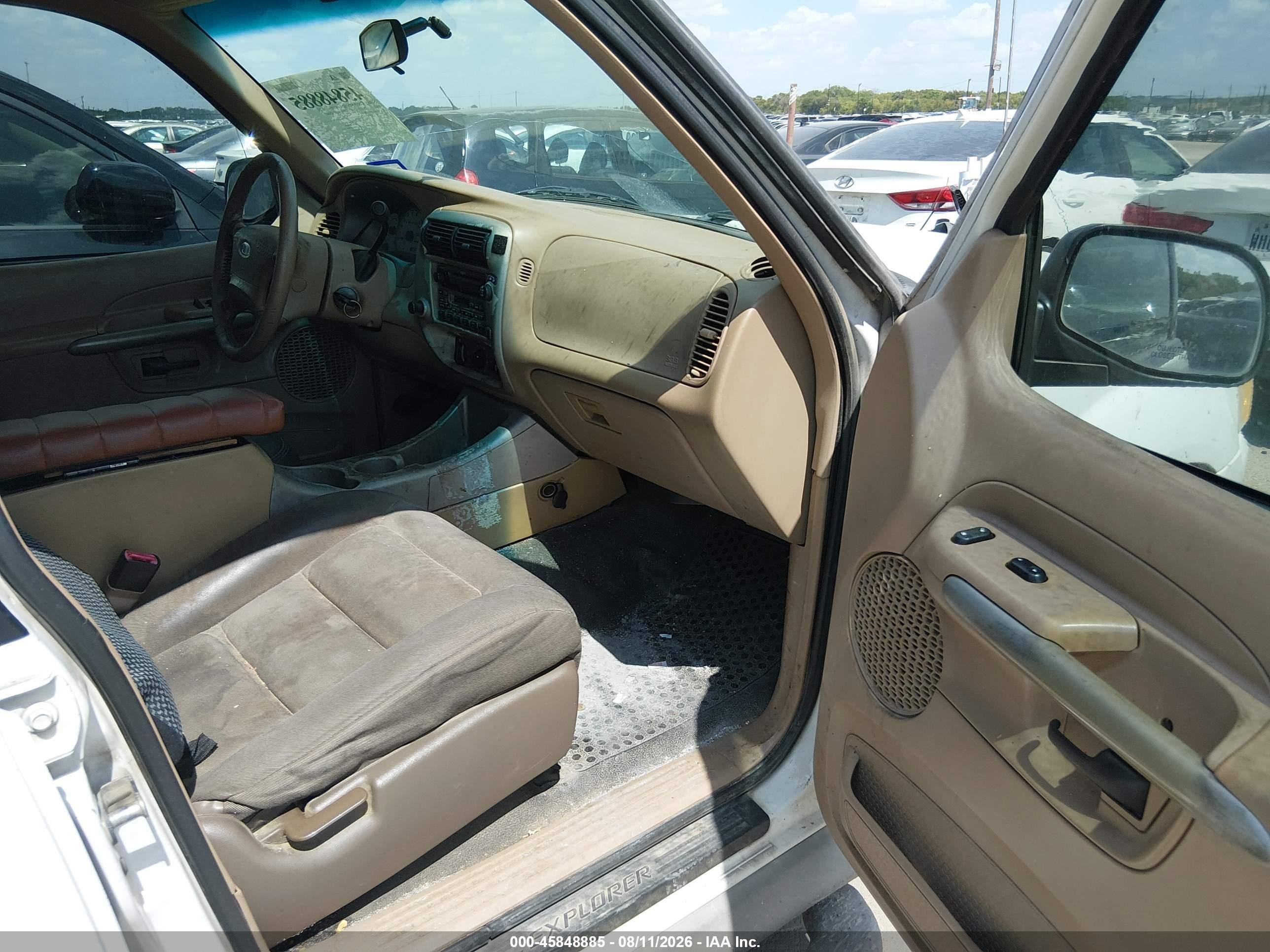 2002 Ford Explorer Sport Trac   White vin: 1FMZU67E62UB84271
