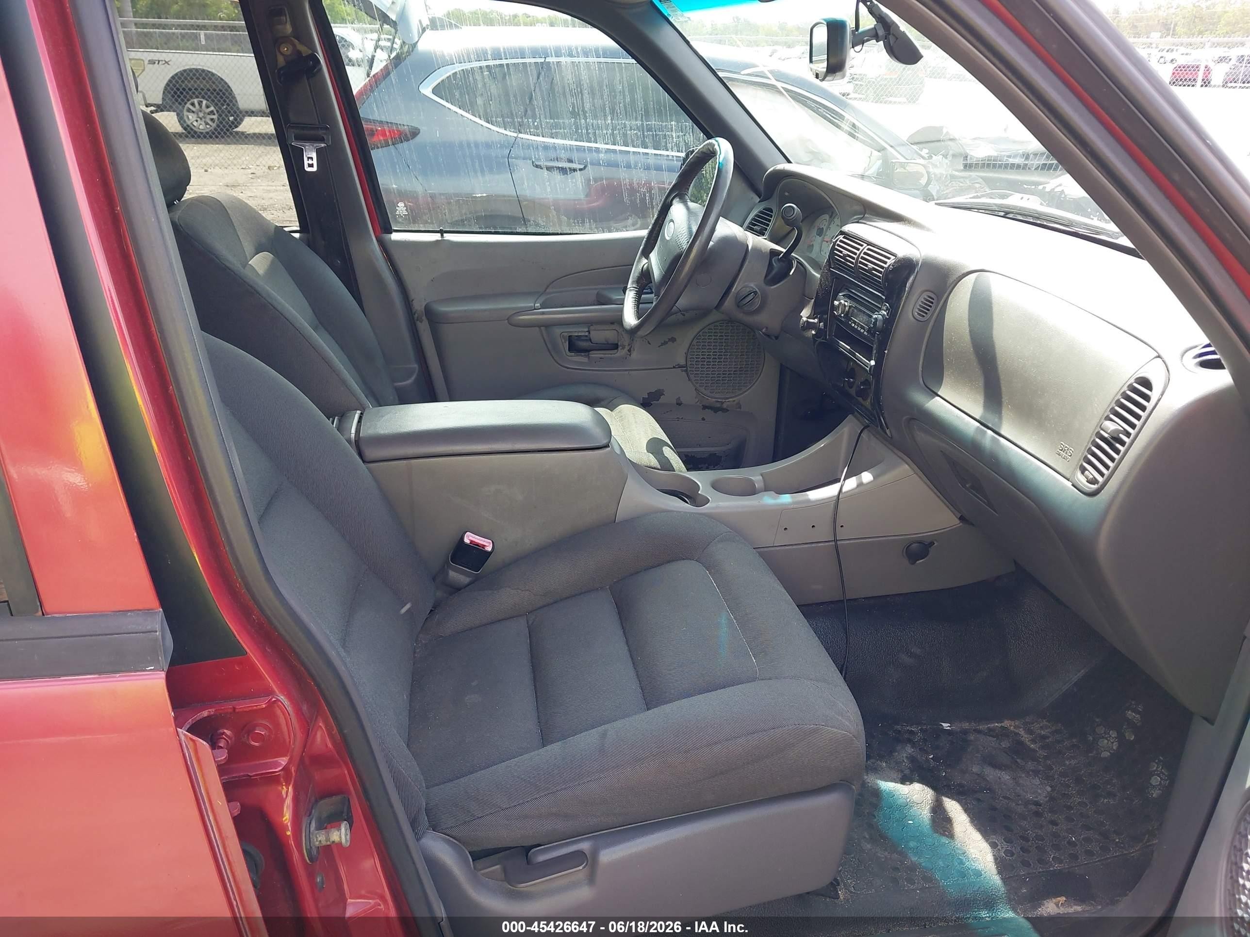2002 Ford Explorer Sport Trac   Red vin: 1FMZU67E62UD43175