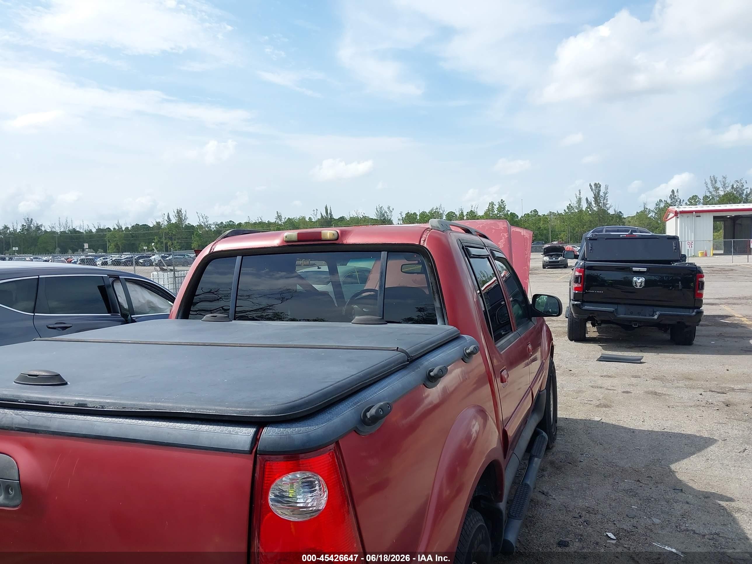 2002 Ford Explorer Sport Trac   Red vin: 1FMZU67E62UD43175