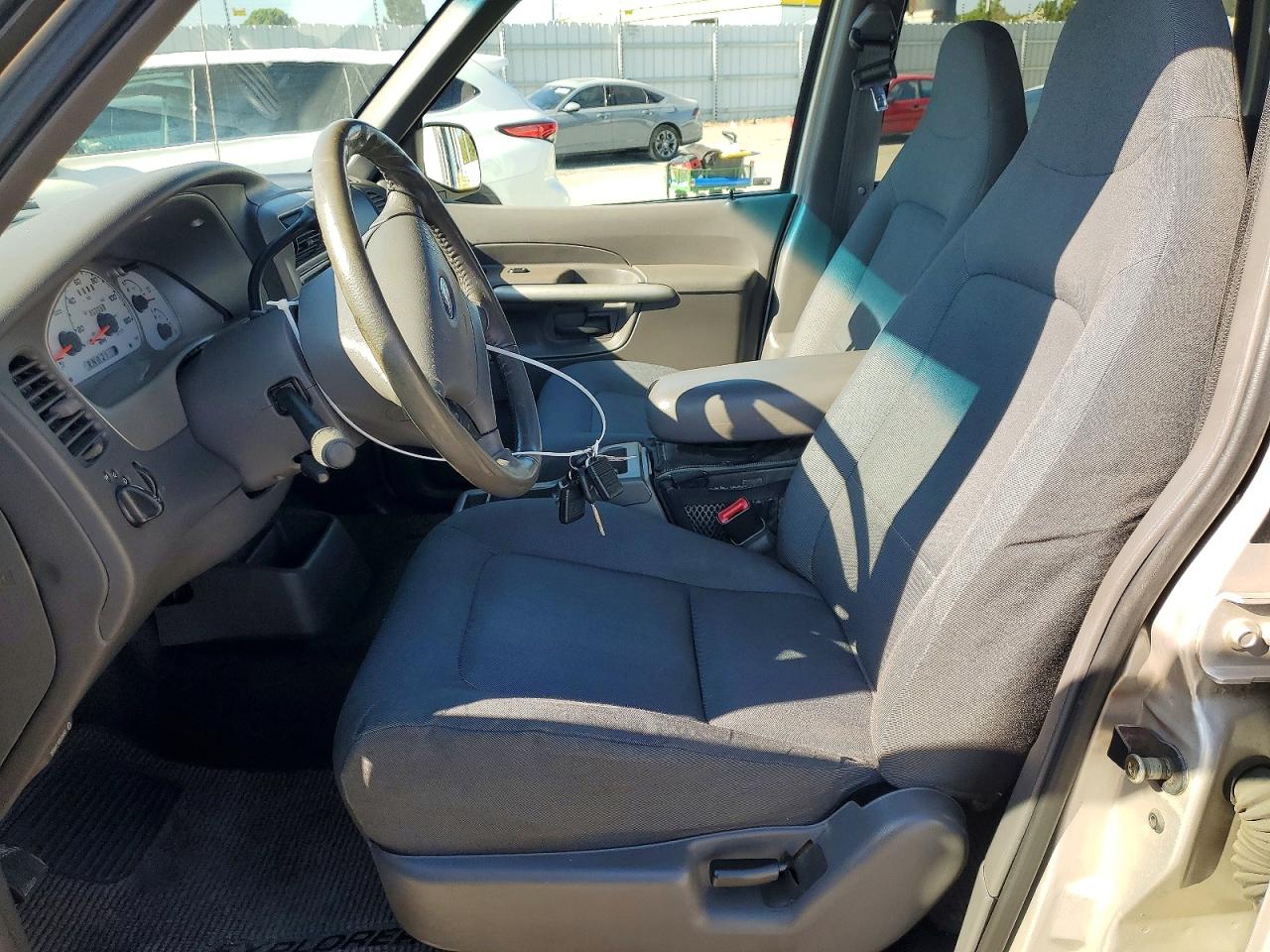 2002 Ford Explorer Sport Trac Silver vin: 1FMZU67E72UC57874