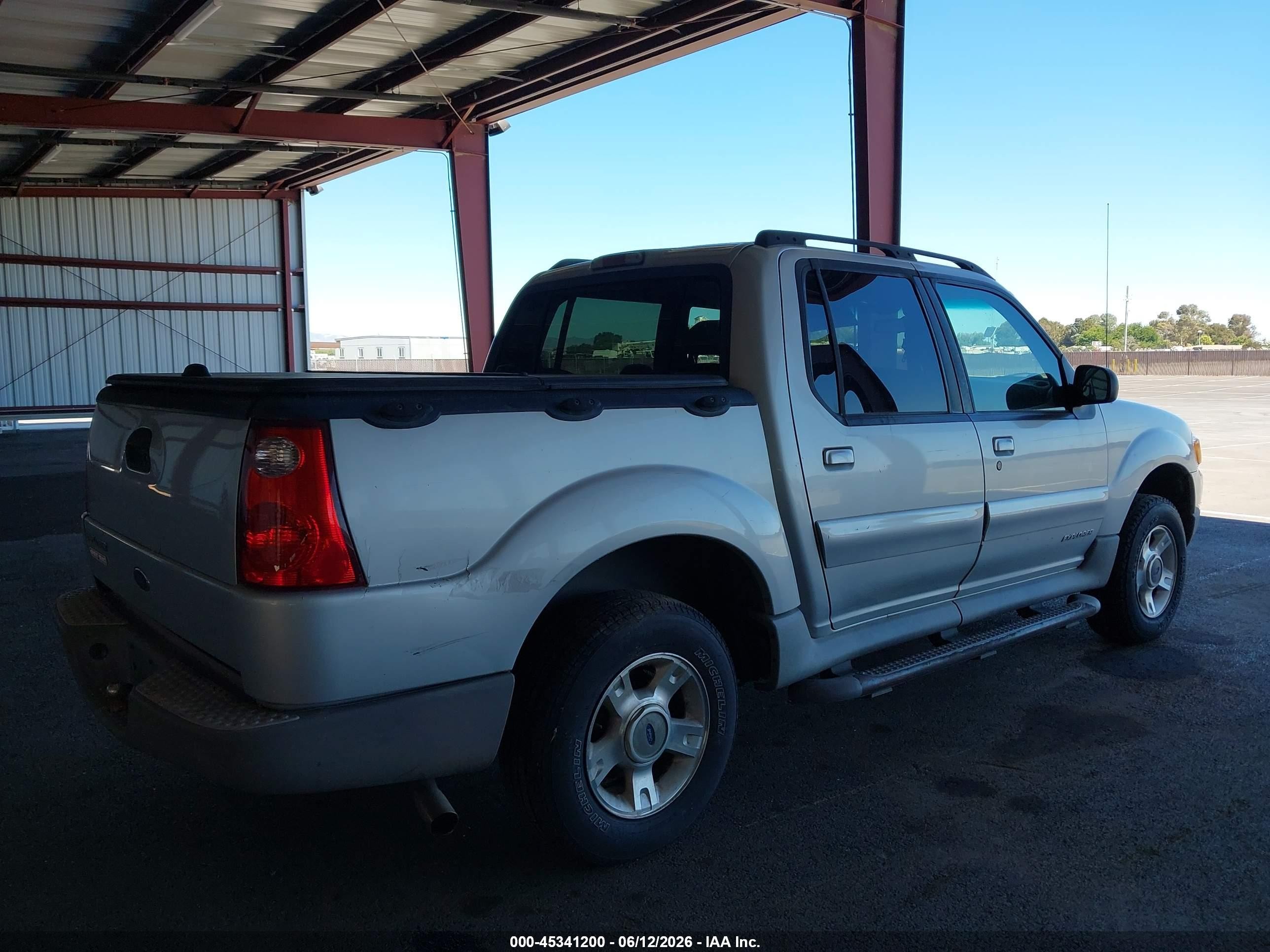 2001 Ford Explorer Sport Trac   Silver vin: 1FMZU67E81UB95688