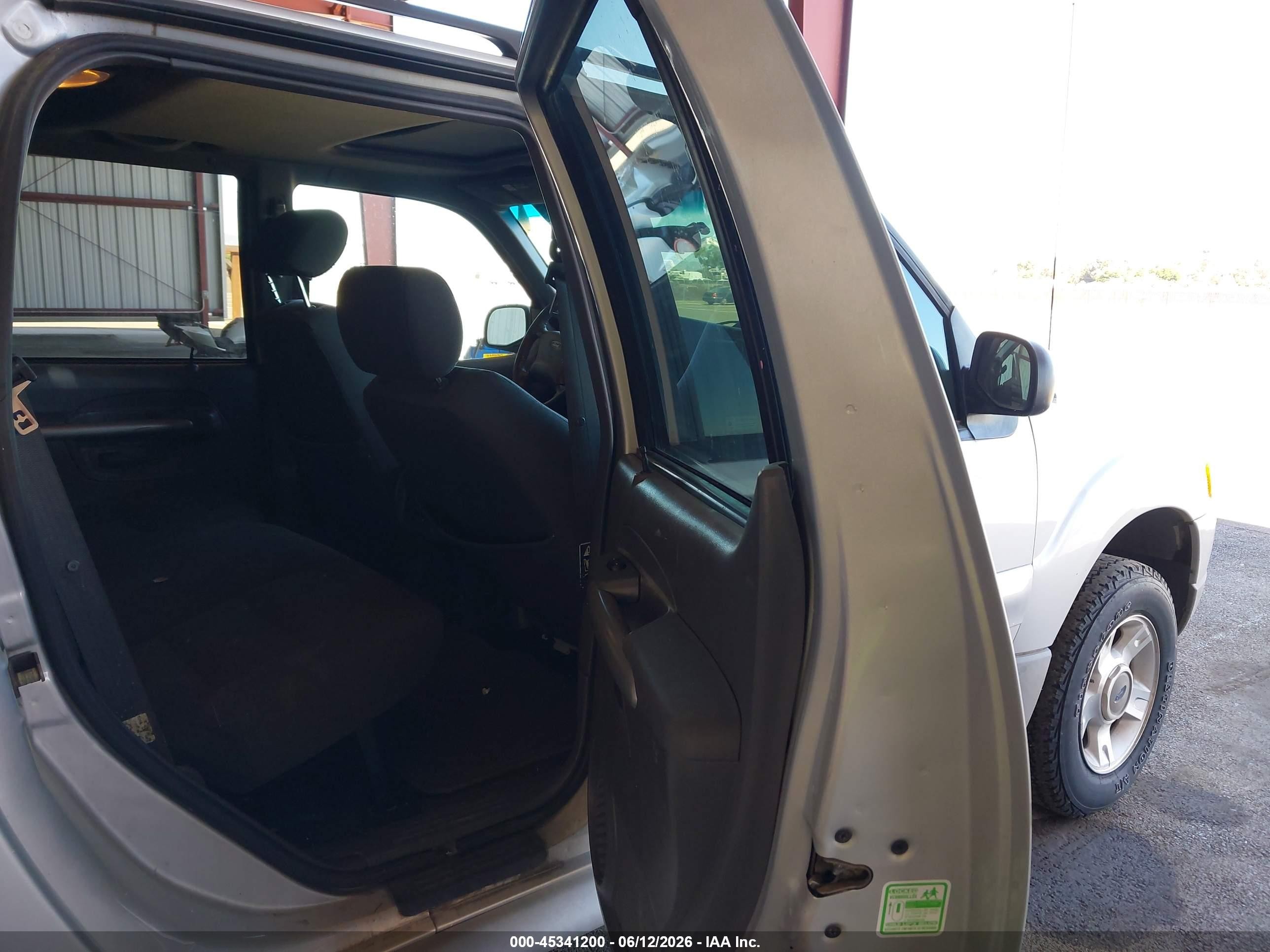 2001 Ford Explorer Sport Trac   Silver vin: 1FMZU67E81UB95688