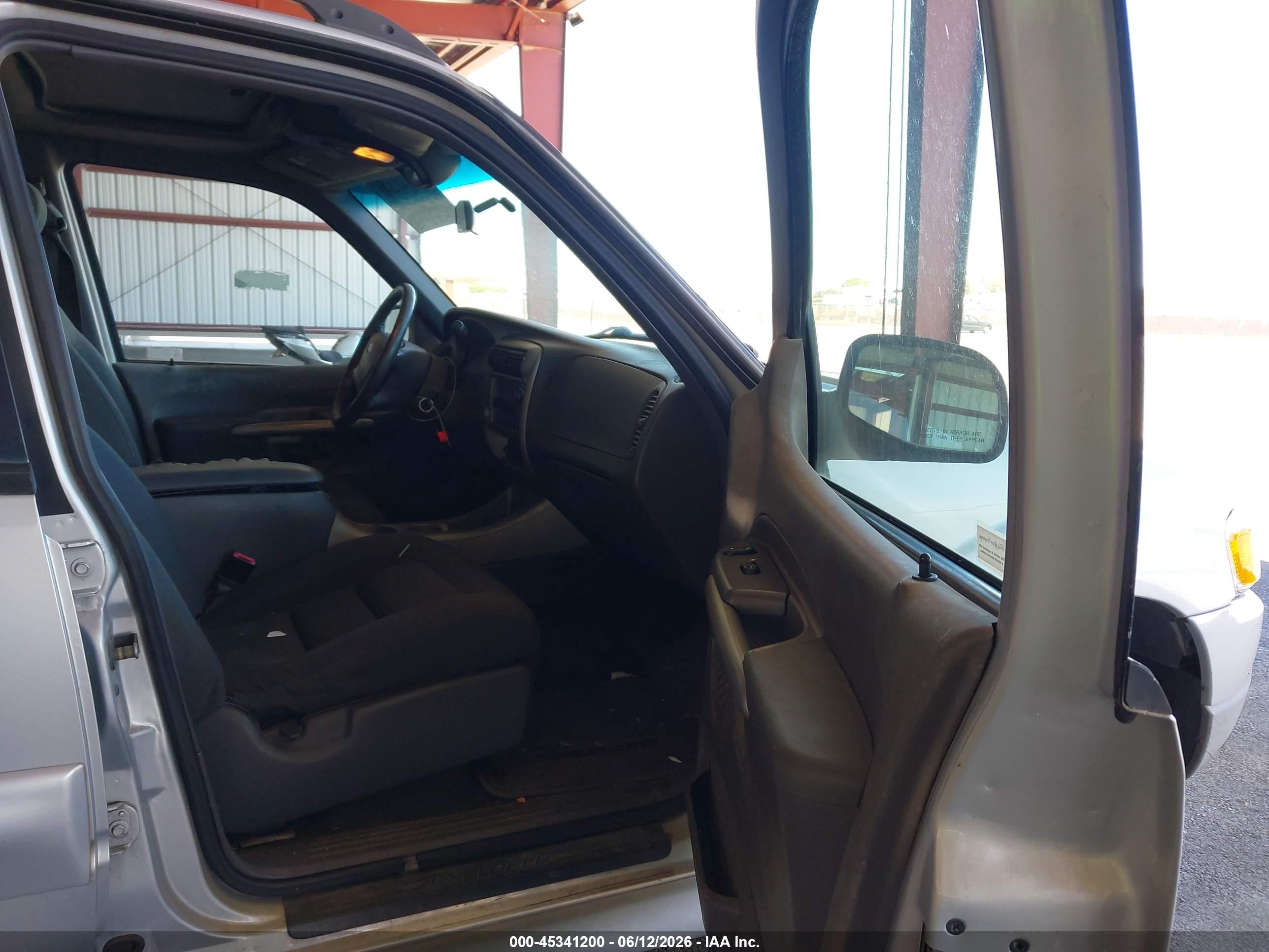 2001 Ford Explorer Sport Trac   Silver vin: 1FMZU67E81UB95688