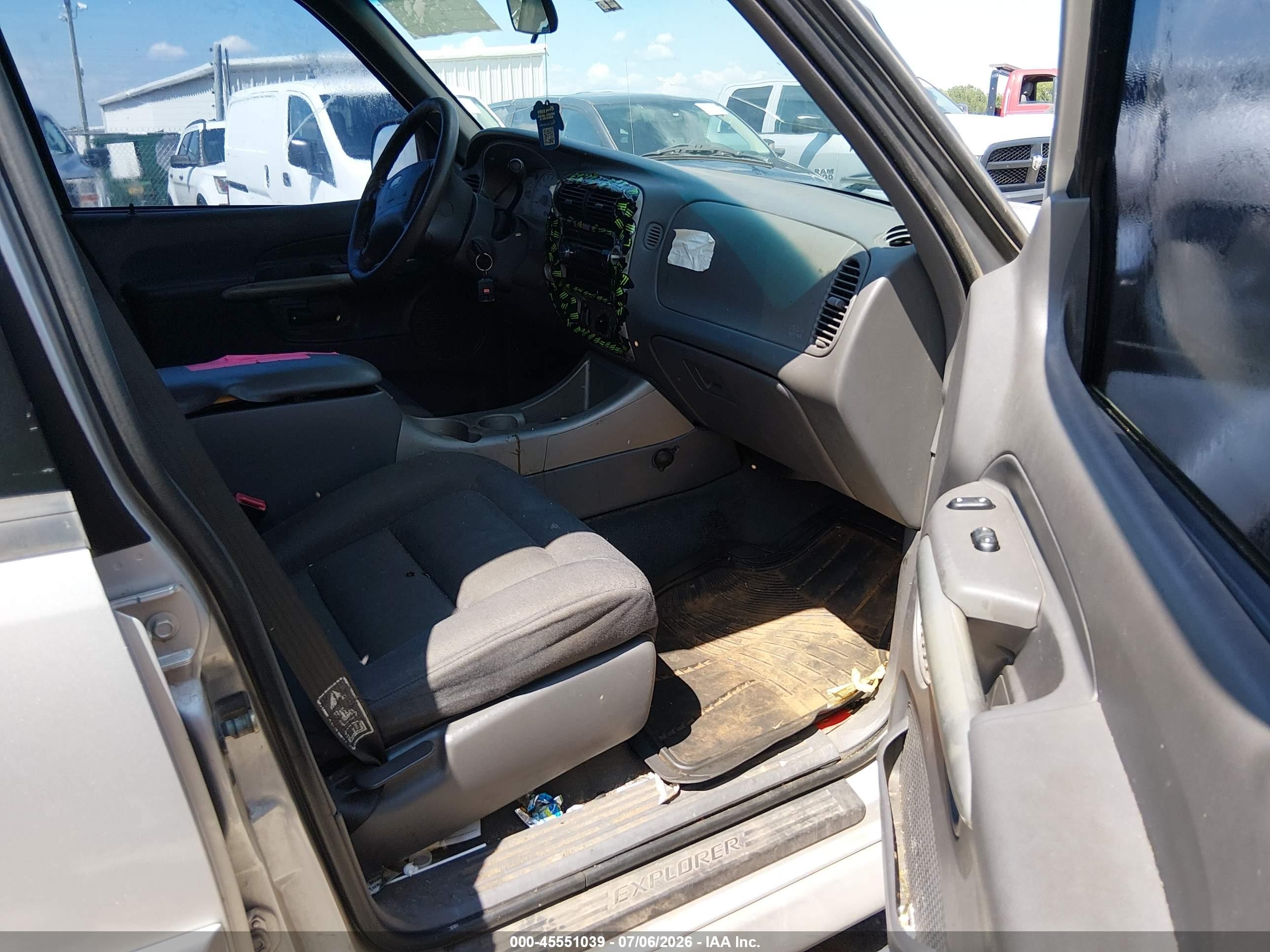 2002 Ford Explorer Sport Trac   Silver vin: 1FMZU67E92UB44931