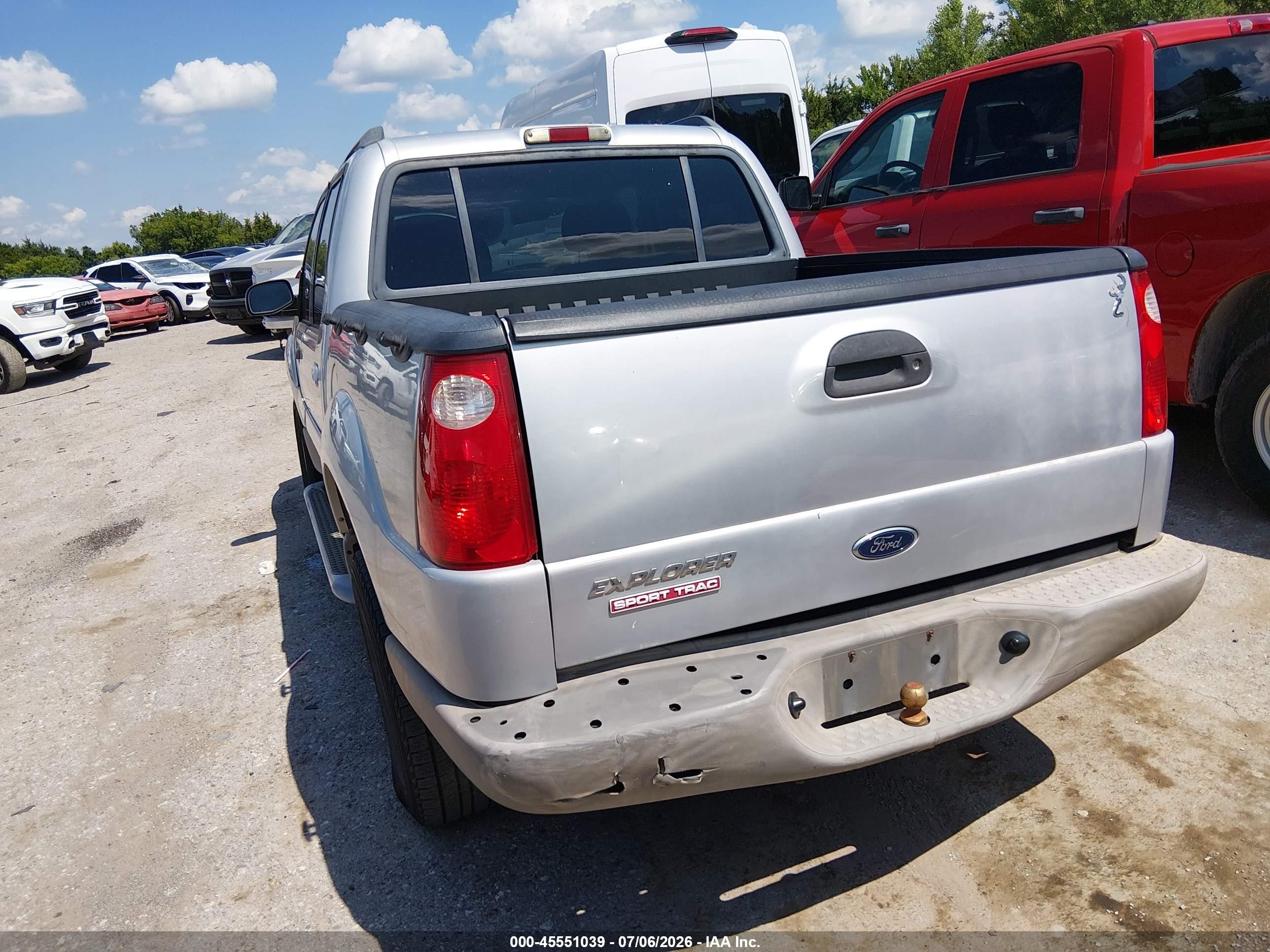 2002 Ford Explorer Sport Trac   Silver vin: 1FMZU67E92UB44931