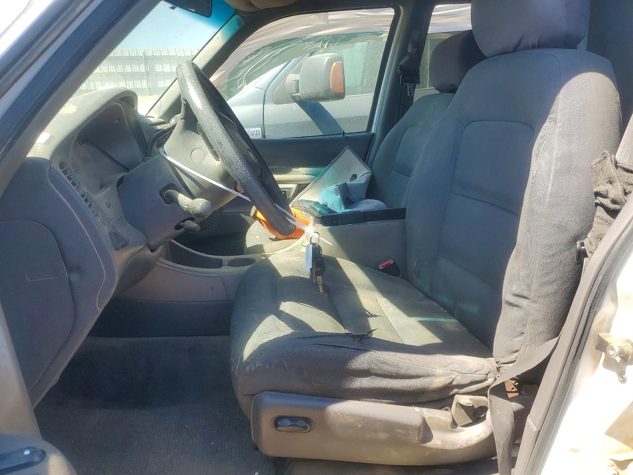 2002 Ford Explorer Sport Trac White vin: 1FMZU67EX2UB85892