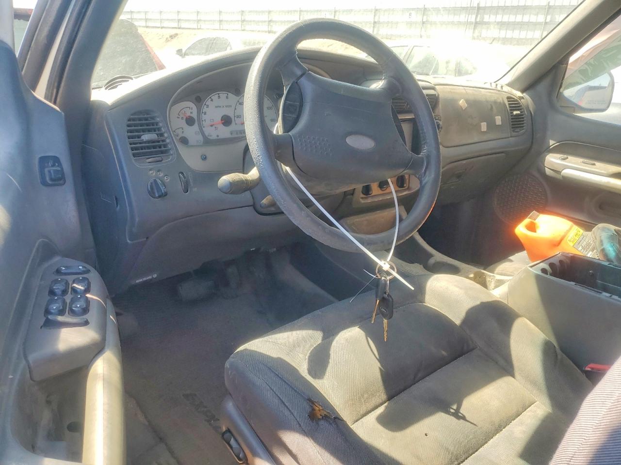 2002 Ford Explorer Sport Trac White vin: 1FMZU67EX2UB85892