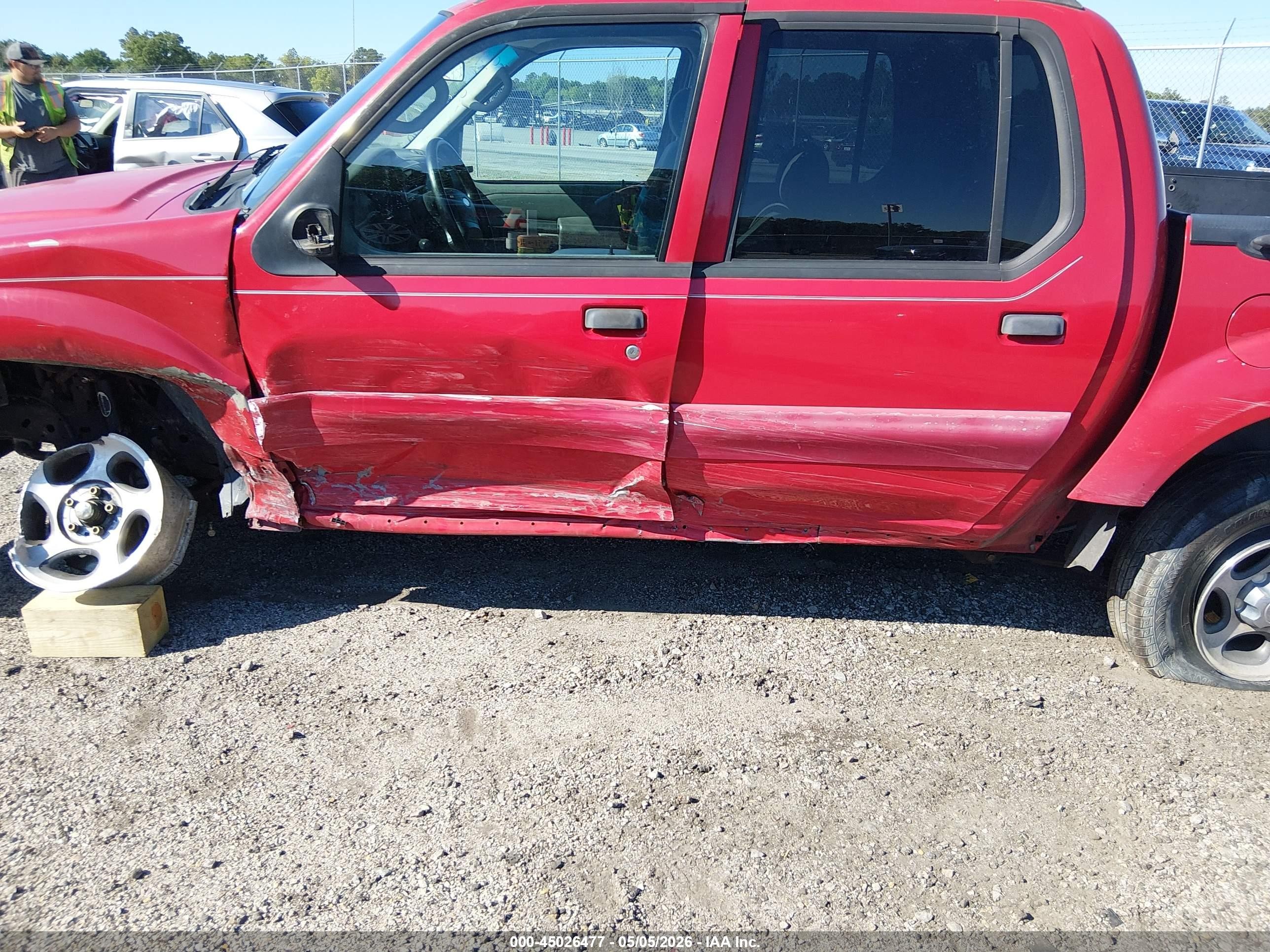 2005 Ford Explorer Sport Trac   Red vin: 1FMZU67KX5UA98214