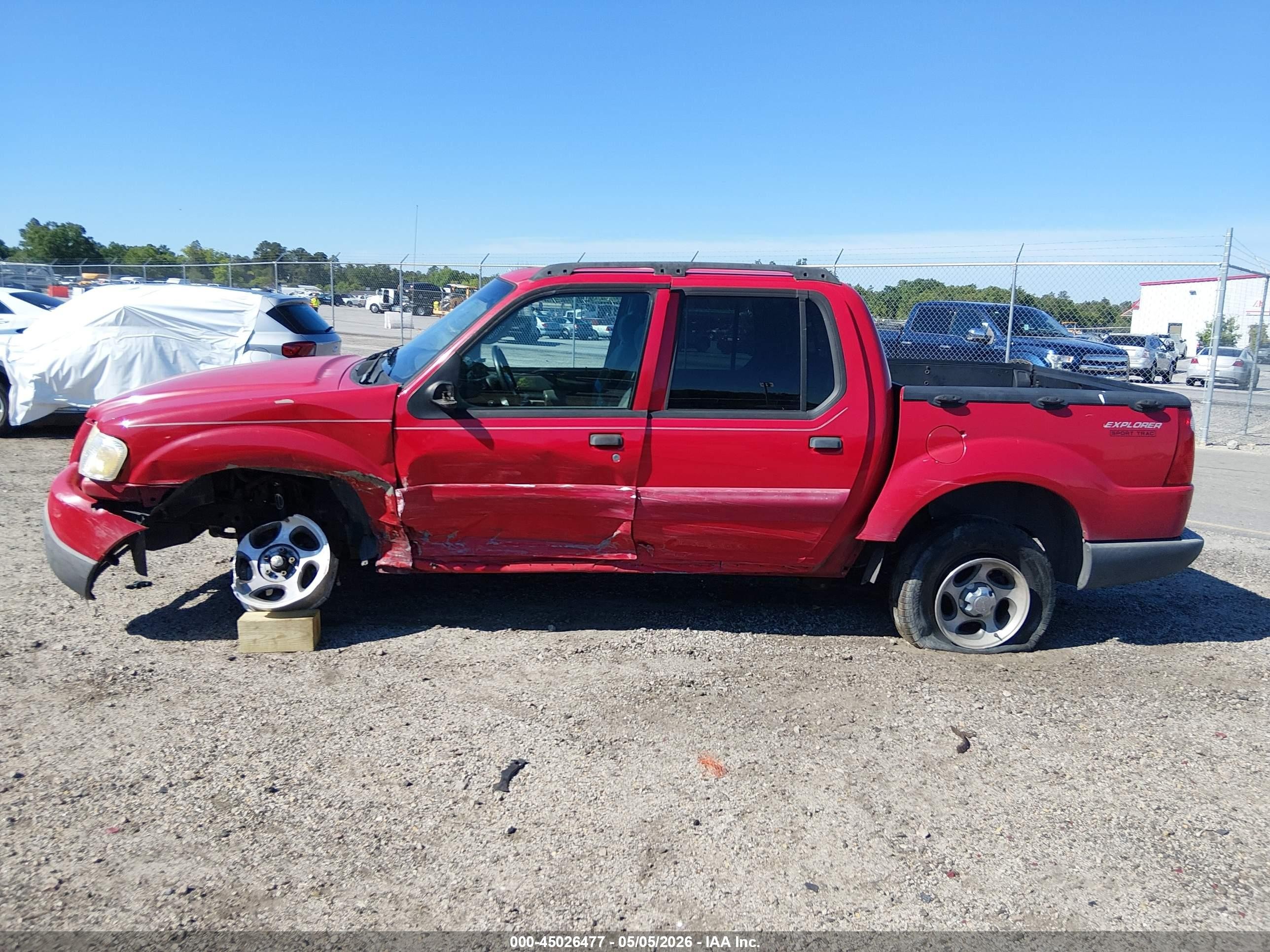 2005 Ford Explorer Sport Trac   Red vin: 1FMZU67KX5UA98214