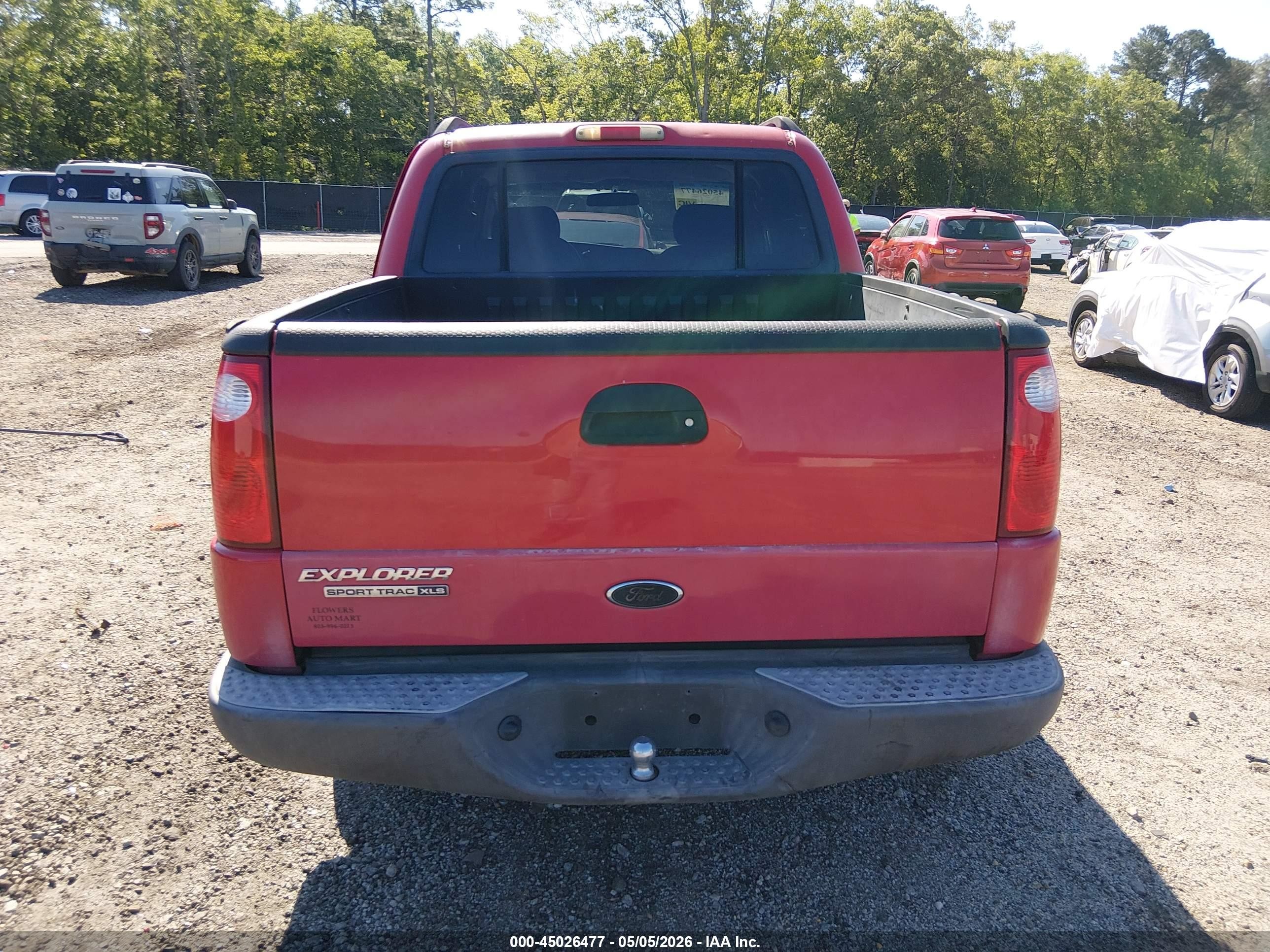 2005 Ford Explorer Sport Trac   Red vin: 1FMZU67KX5UA98214