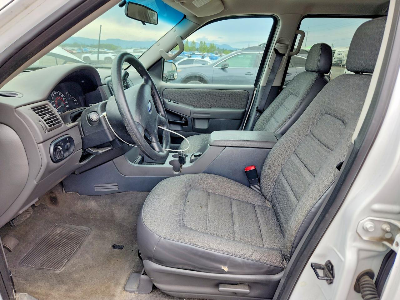 2002 Ford Explorer Xls White vin: 1FMZU72E22UC54930