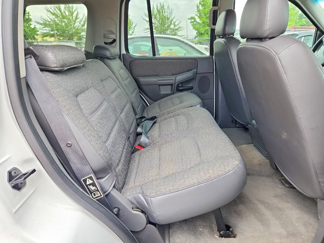 2002 Ford Explorer Xls White vin: 1FMZU72E22UC54930